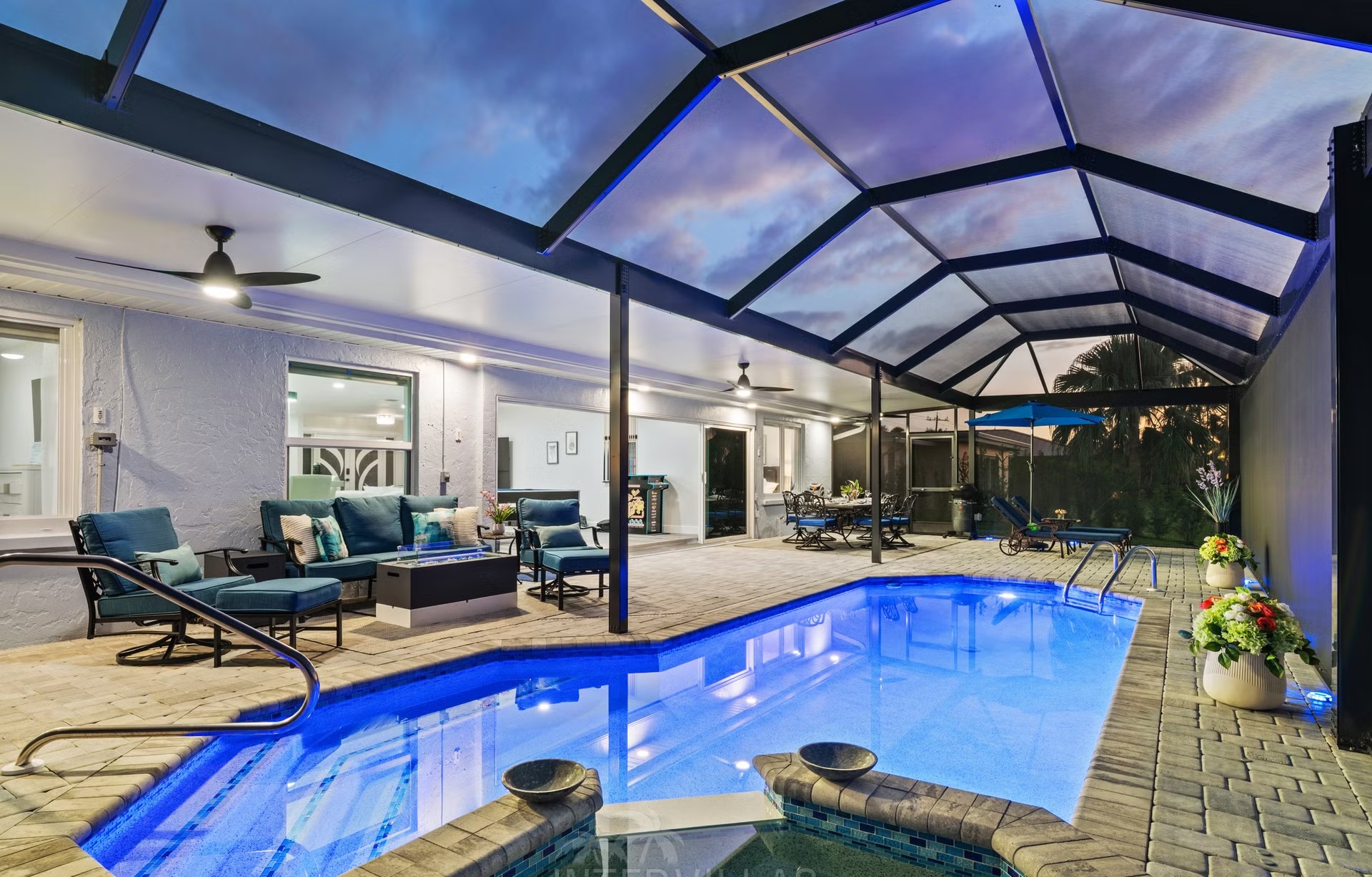 Pool- und Spa-Bereich mit Outdoor-Lounge am Wasser