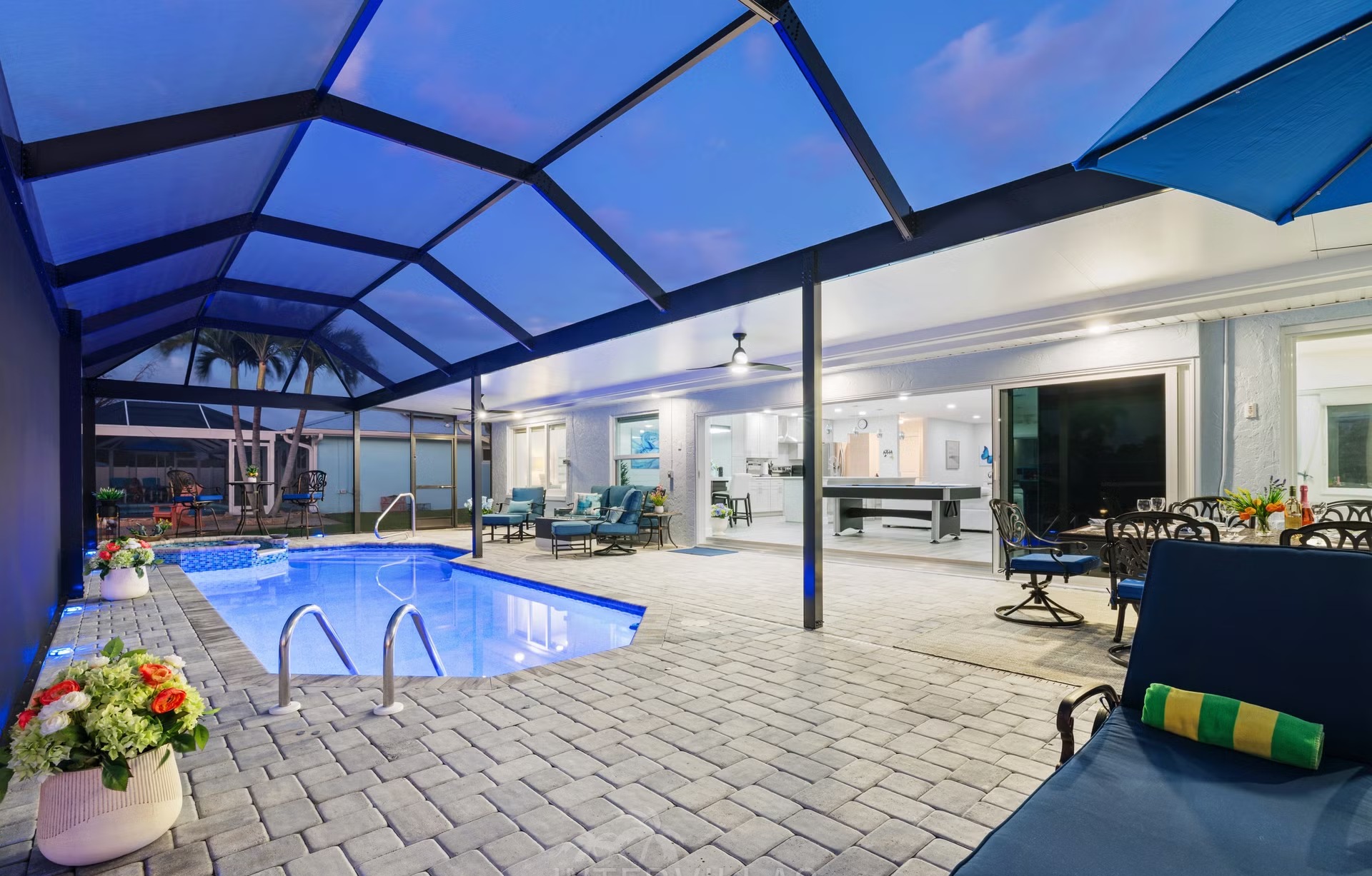 Pool- und Spa-Bereich am Wasser mit Terrasse und Lounge-Möbeln