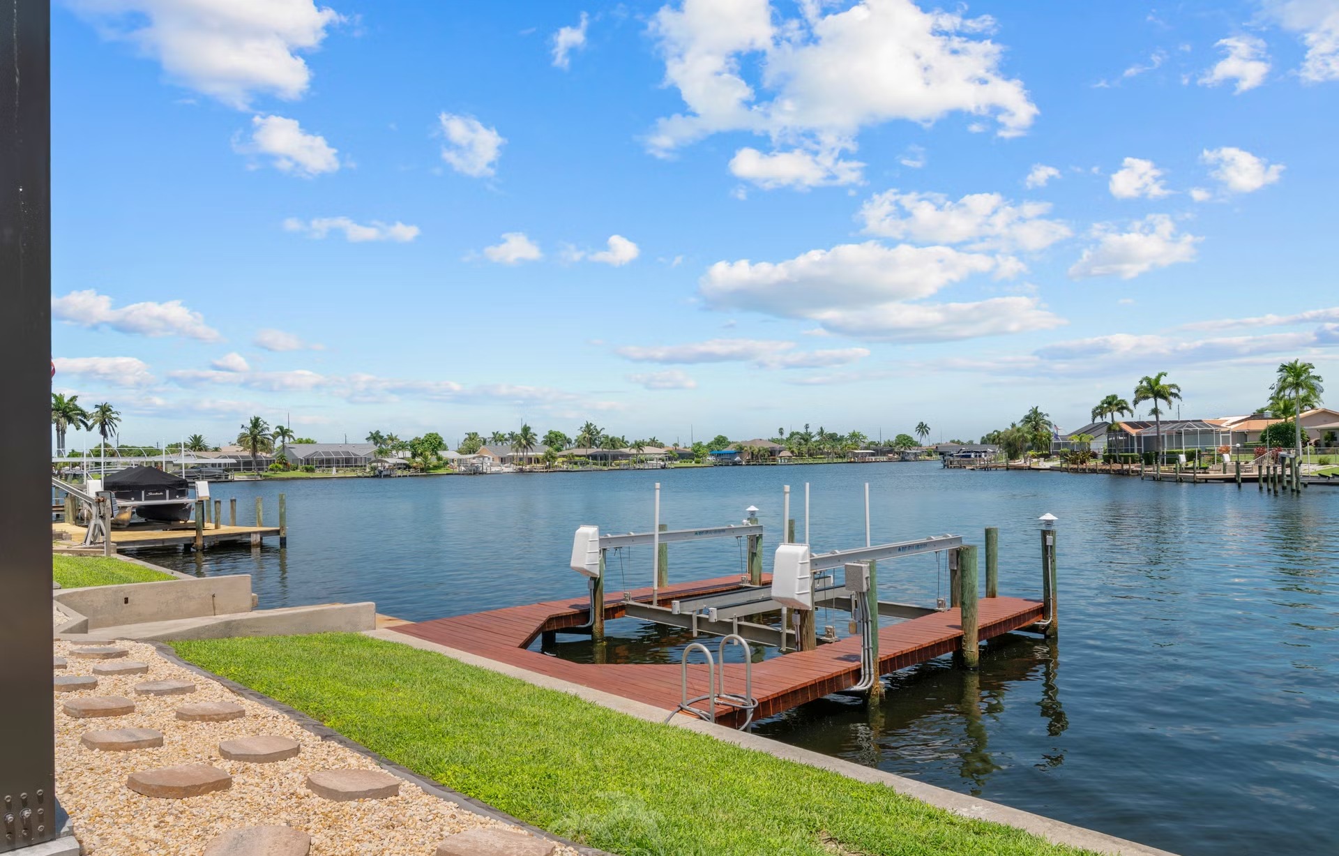 Pool- und Spa-Bereich mit Outdoor-Lounge am Wasser