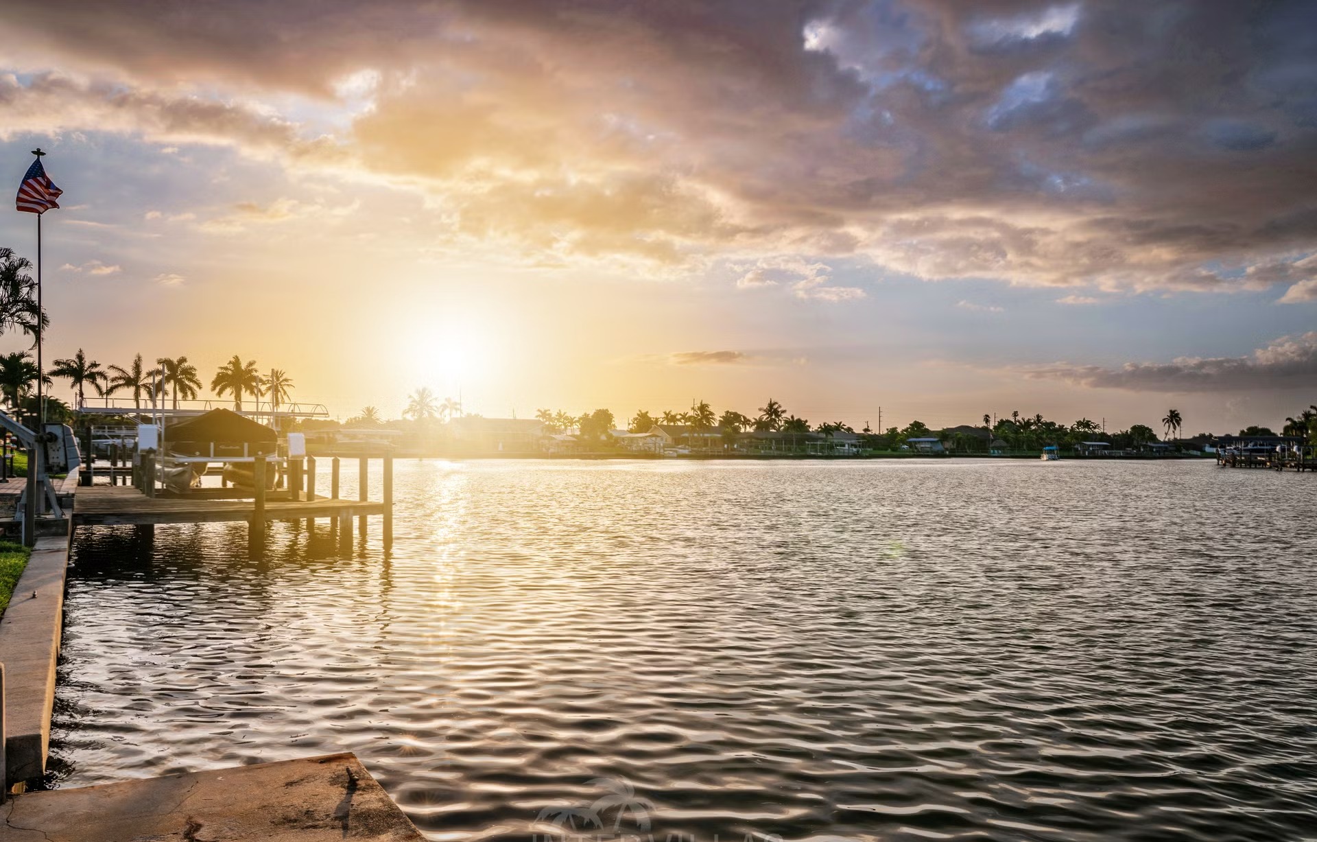 Pool- und Spa-Bereich am Wasser mit Outdoor-Lounge und Blick auf den Kanal.