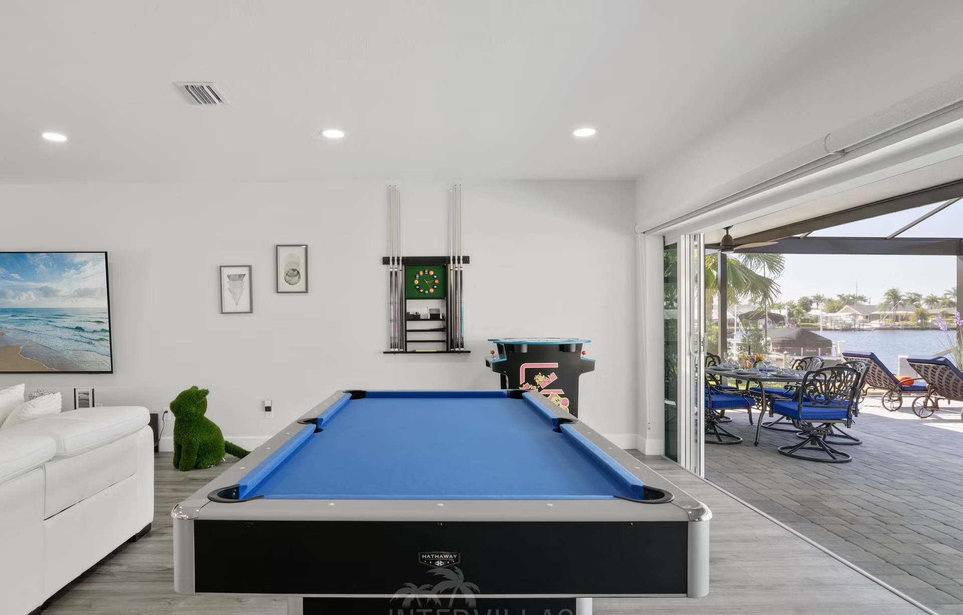 Pool- und Spa-Bereich mit Outdoor-Lounge am Wasser.