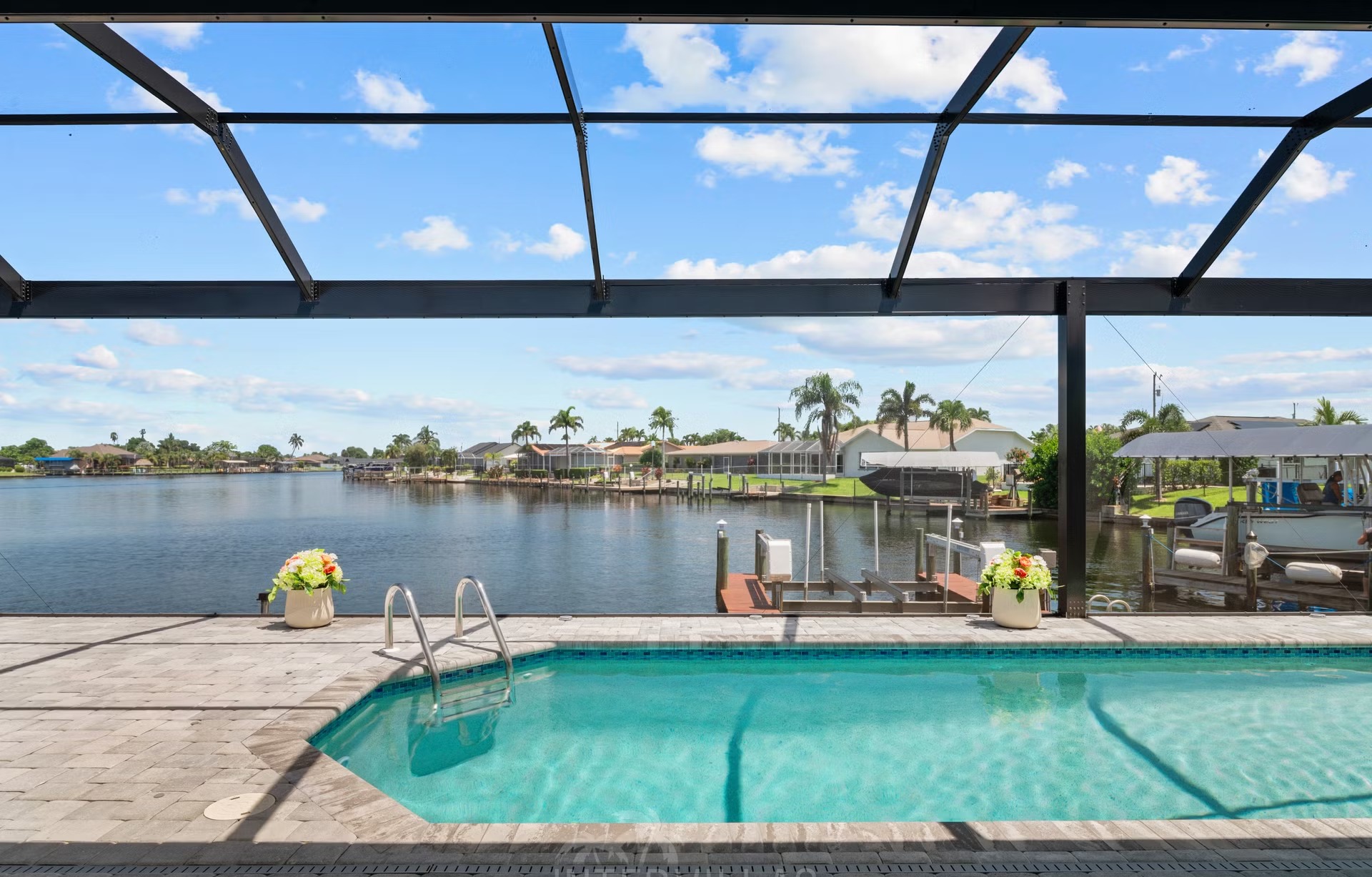 Salzwasser-Pool mit Spa und Outdoor-Lounge am Wasser.