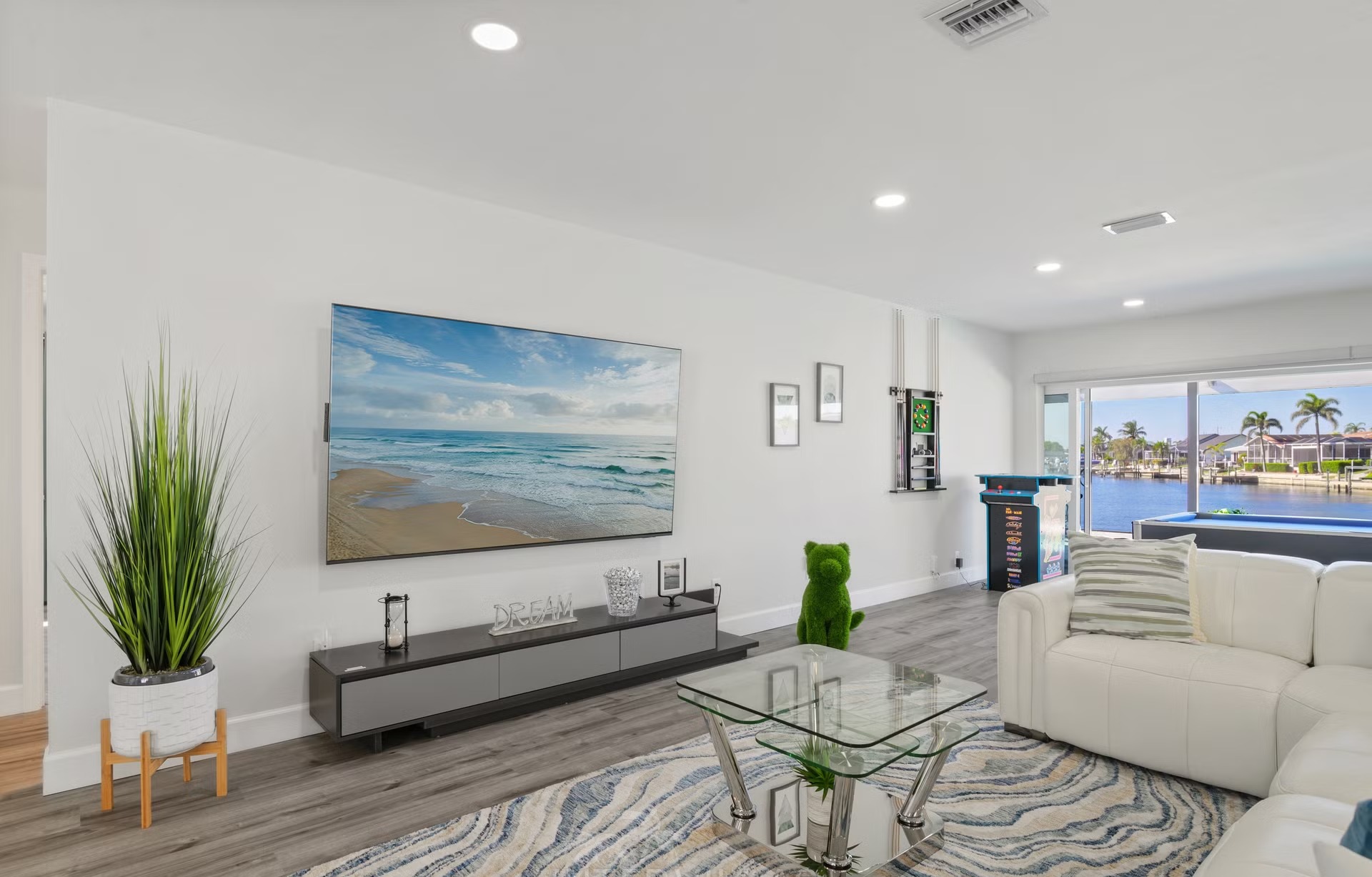 Pool- und Spa-Bereich mit Outdoor-Lounge am Wasser