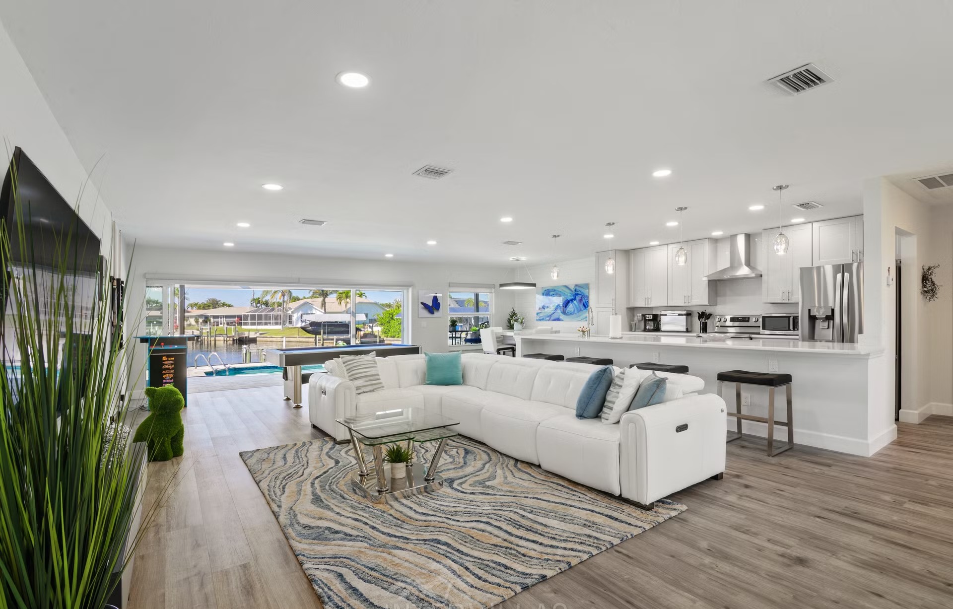 Pool- und Spa-Bereich mit Outdoor-Lounge direkt am Wasser.