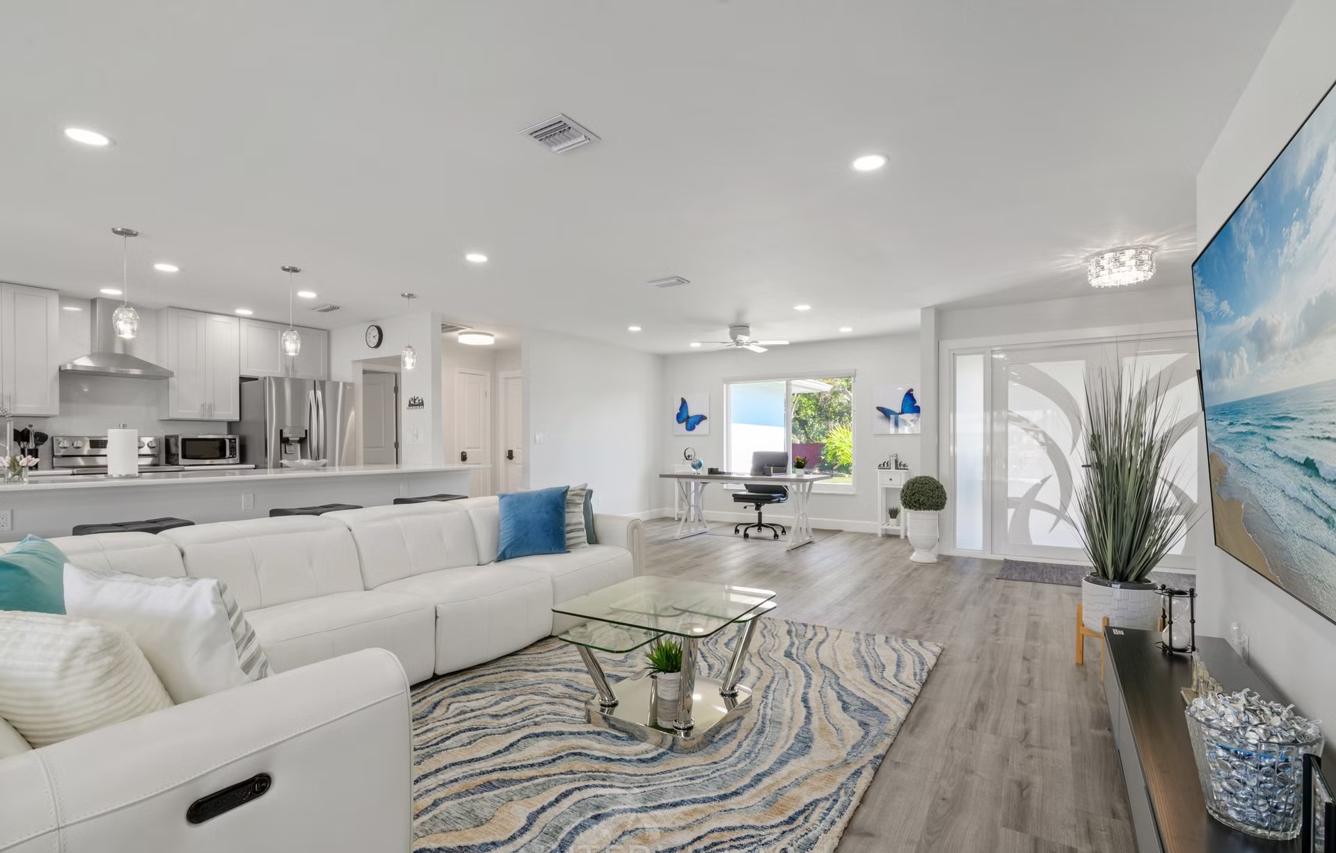 Pool- und Spa-Bereich mit Outdoor-Lounge am Wasser