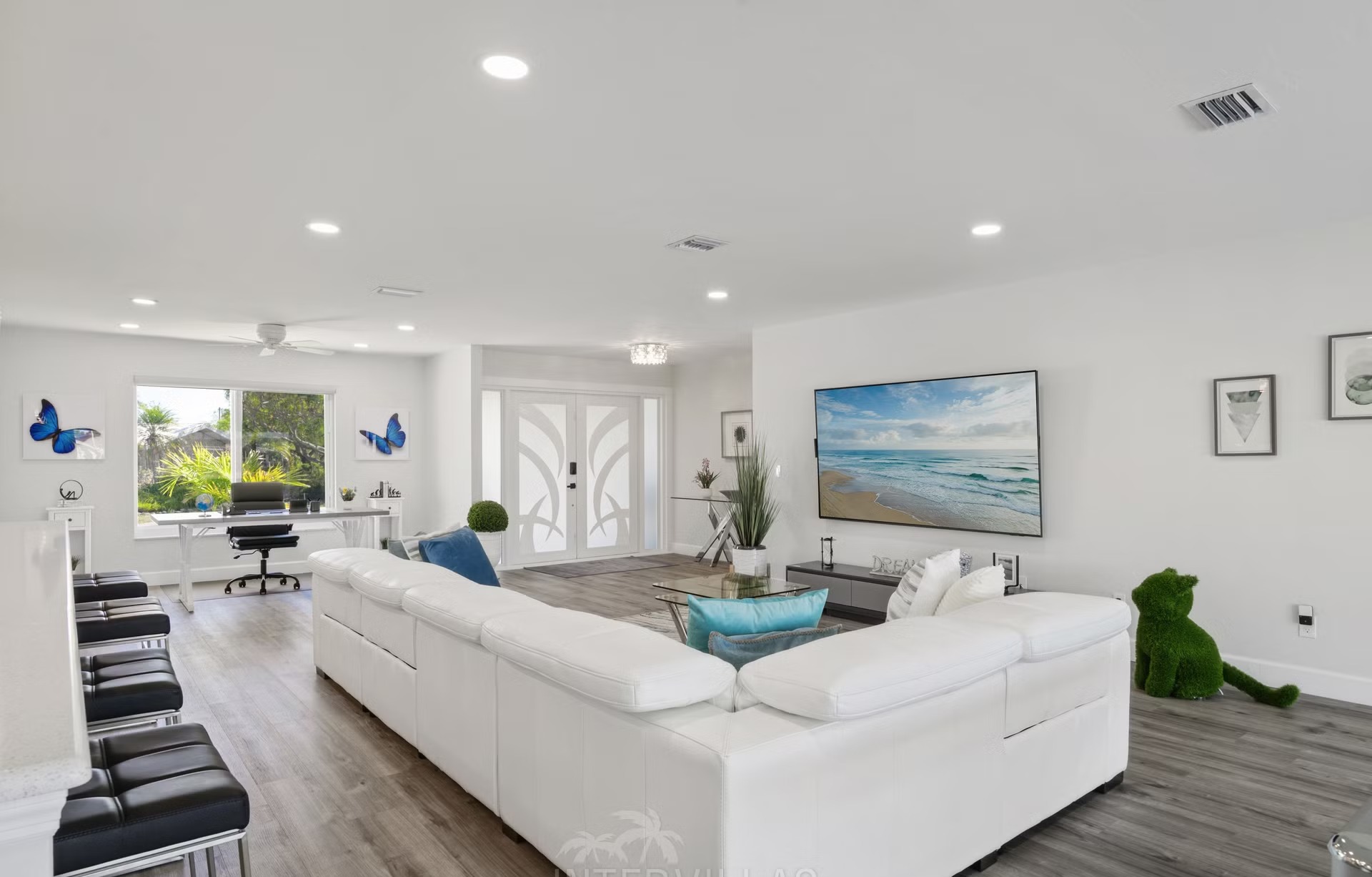 Pool- und Spa-Bereich am Wasser mit Outdoor-Lounge und Blick auf den Kanal