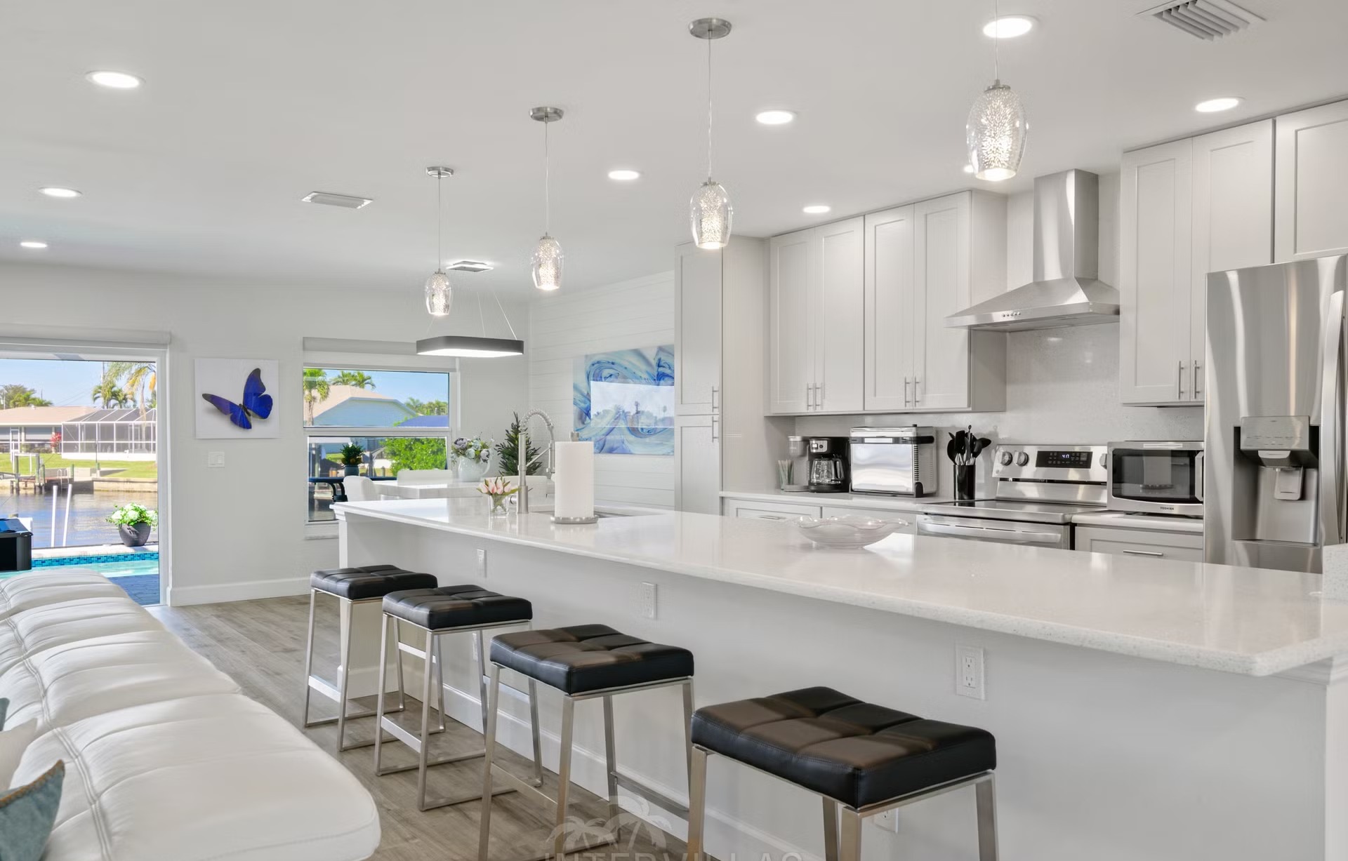 Waterfront-Bereich mit Pool, Spa und Outdoor-Lounge am Kanal