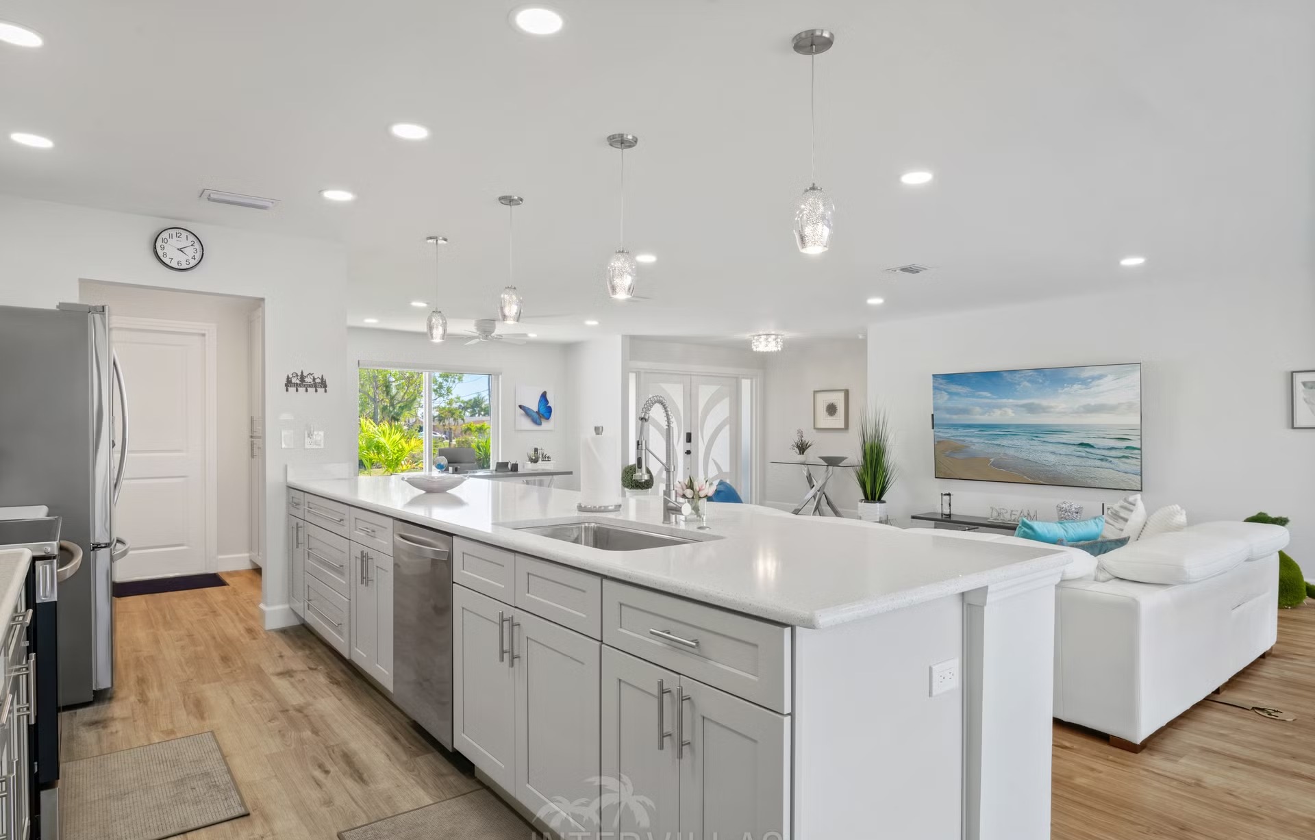 Pool- und Spa-Bereich mit Outdoor-Lounge am Wasser