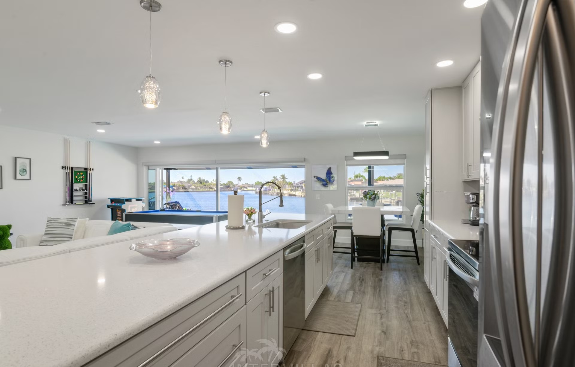 Waterfront-Bereich mit Pool, Spa und Outdoor-Lounge am Kanal.