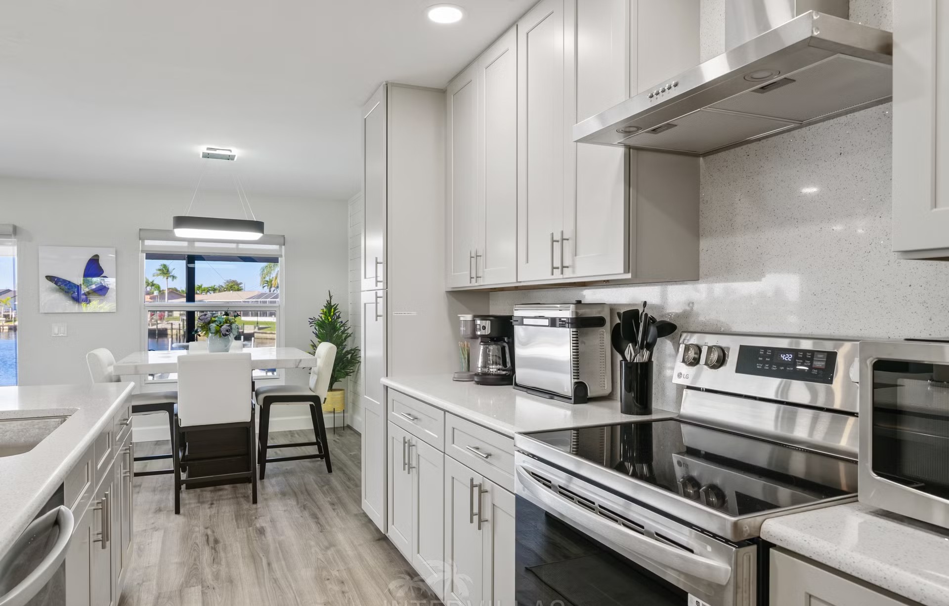 Pool- und Spa-Bereich mit Outdoor-Lounge am Wasser.