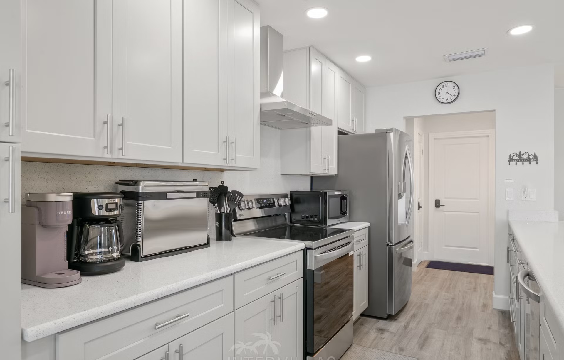 Pool- und Spa-Bereich mit Outdoor-Lounge am Wasser