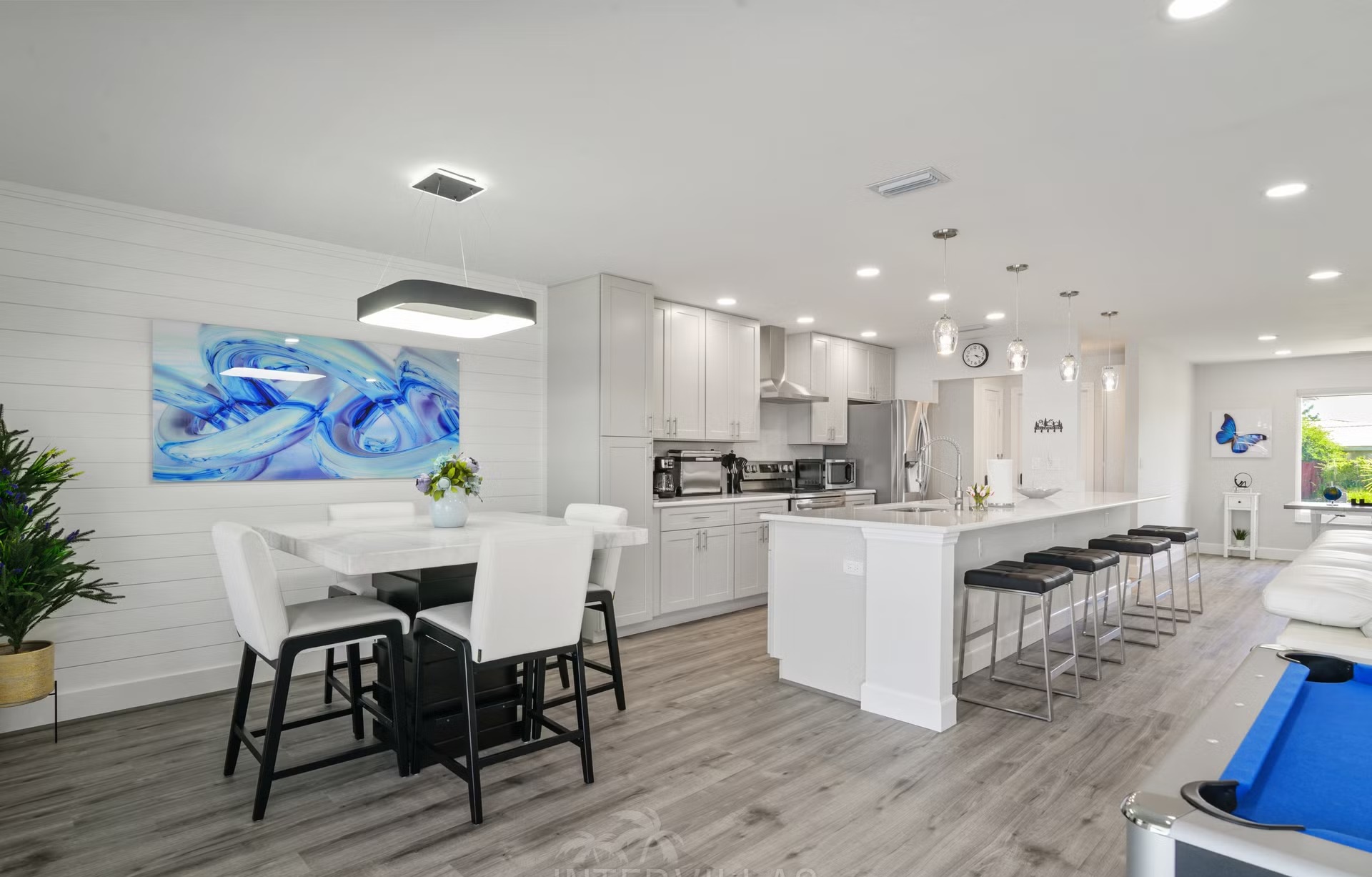 Pool- und Spa-Bereich mit Outdoor-Lounge am Wasser