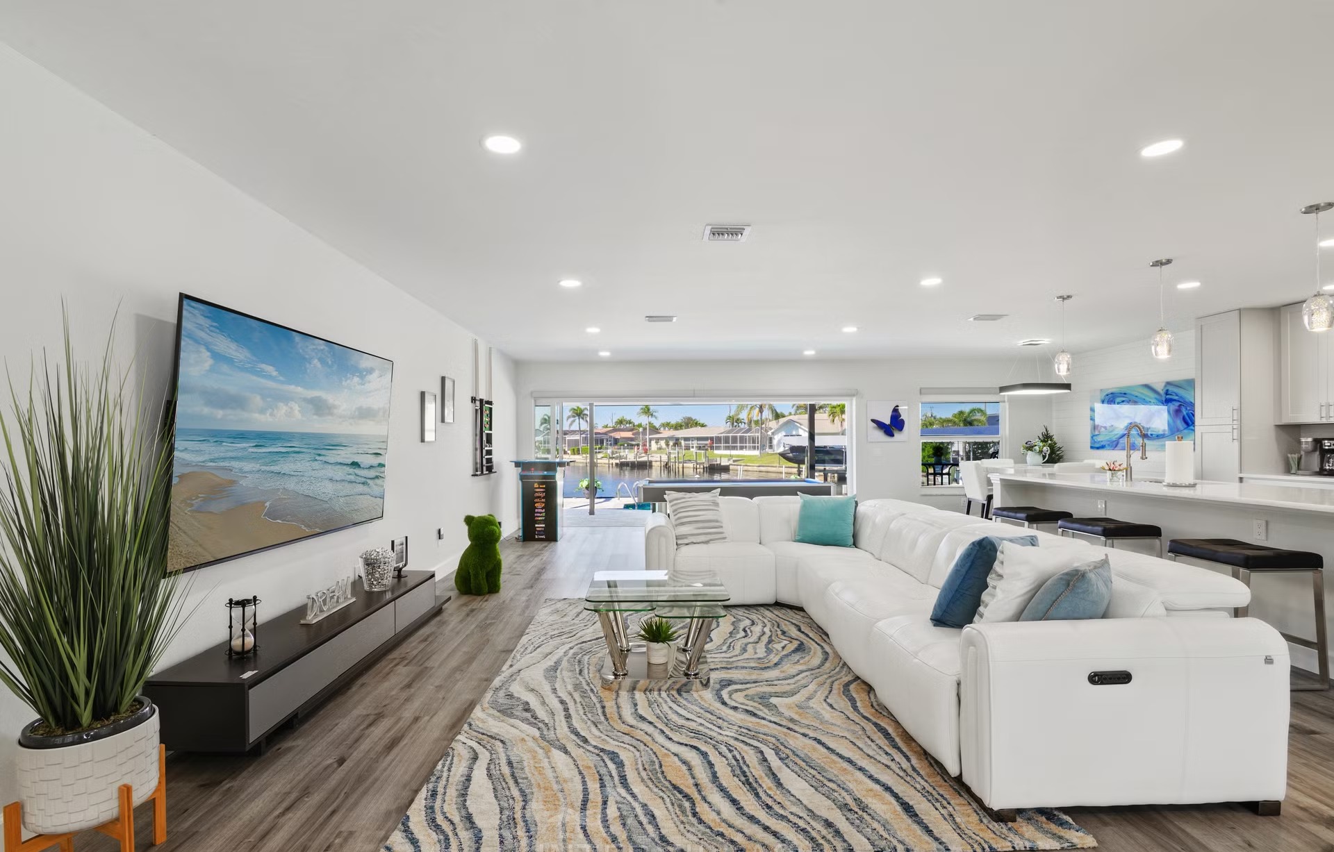 Pool- und Spa-Bereich mit Outdoor-Lounge am Wasser