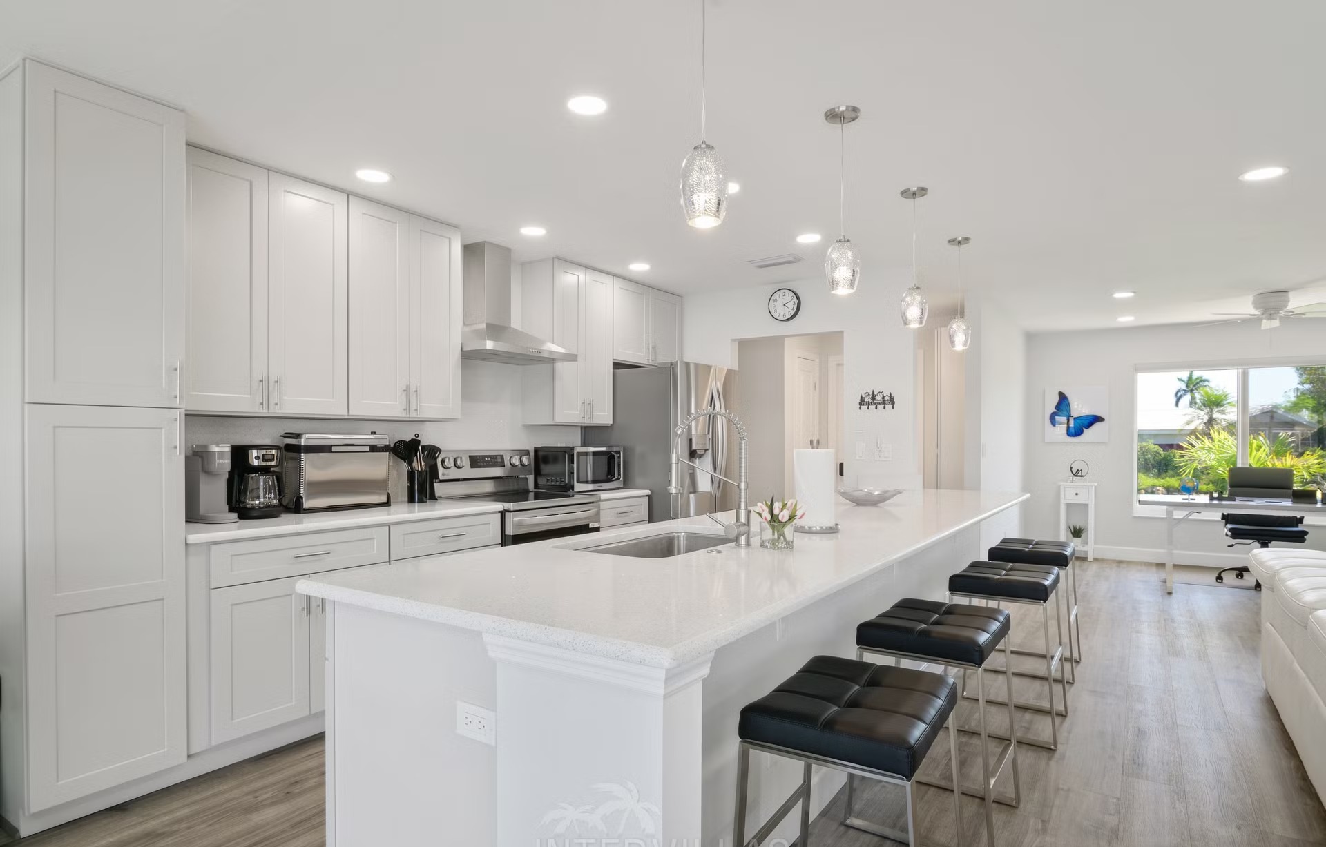 Waterfront-Bereich mit Salzwasser-Pool, Spa und Outdoor-Lounge am Kanal.