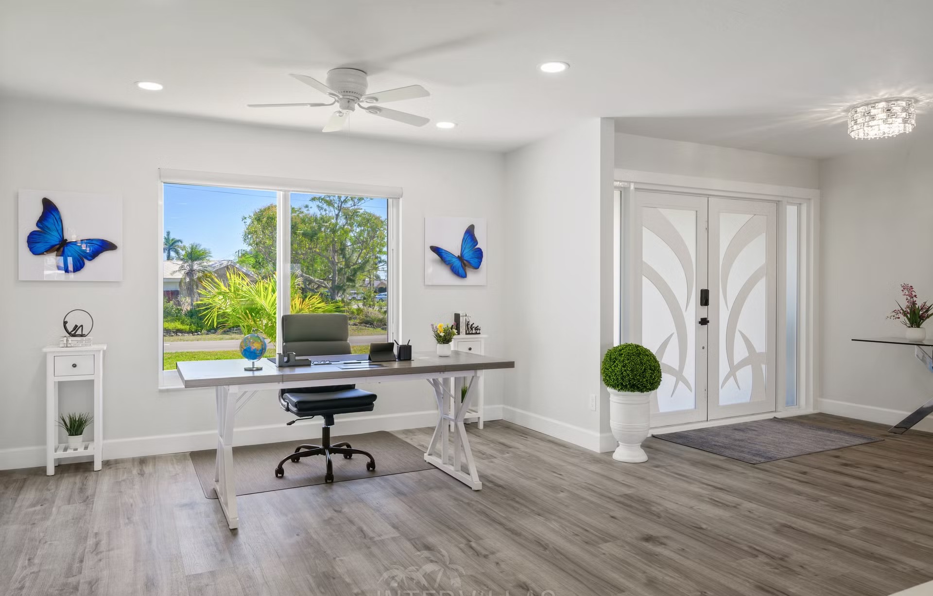 Pool- und Spa-Bereich mit Outdoor-Lounge am Wasser und privatem Dock.