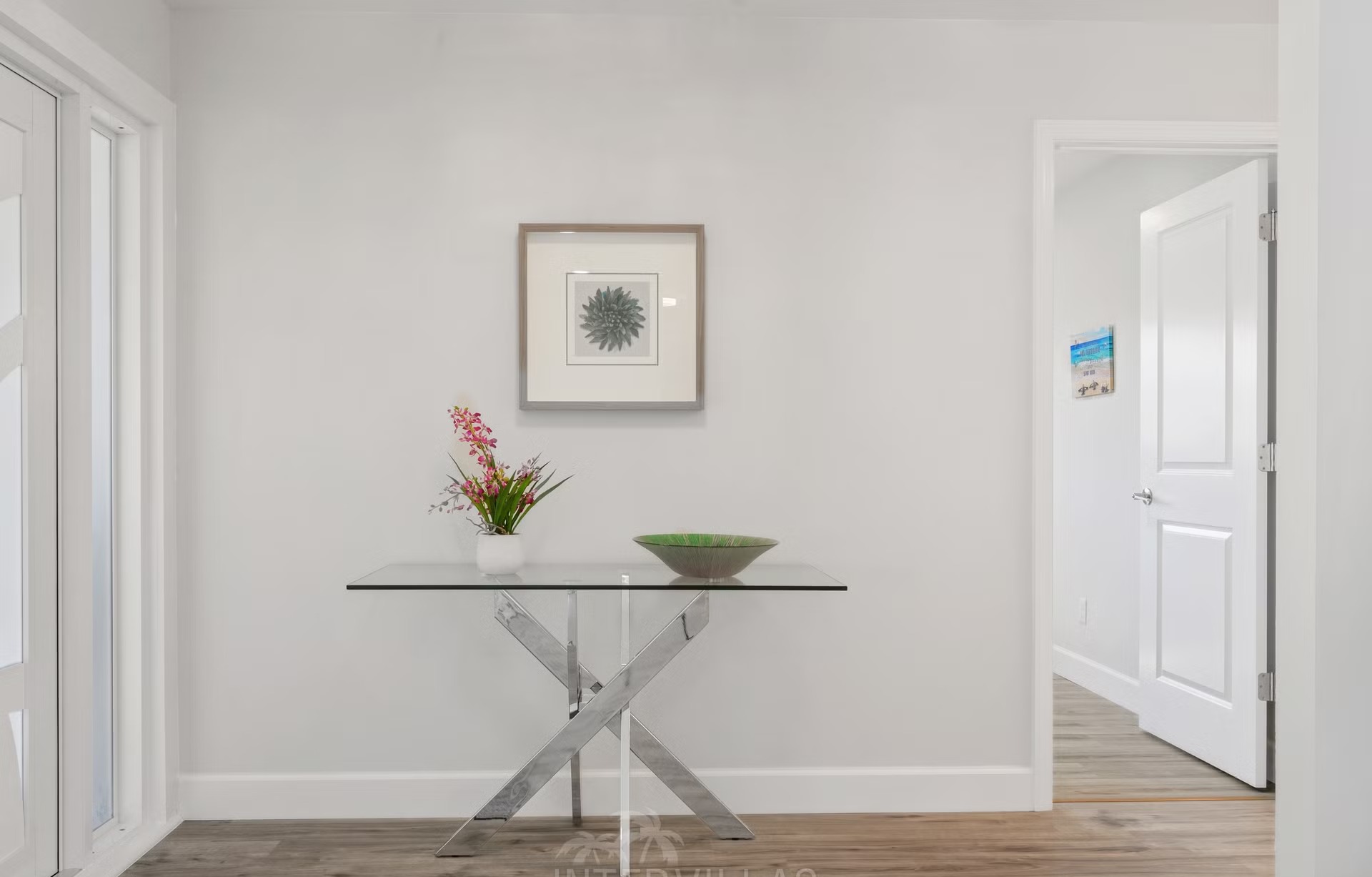 Salzwasser-Pool mit Spa und Outdoor-Lounge am Wasser.