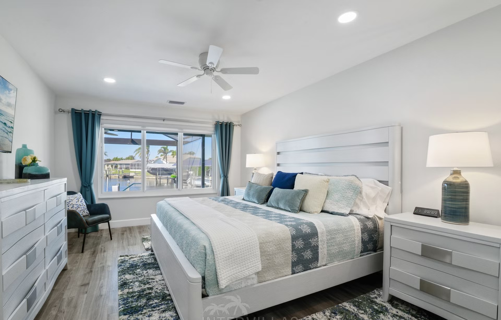 Pool- und Spa-Bereich mit Outdoor-Lounge am Wasser und privatem Dock.