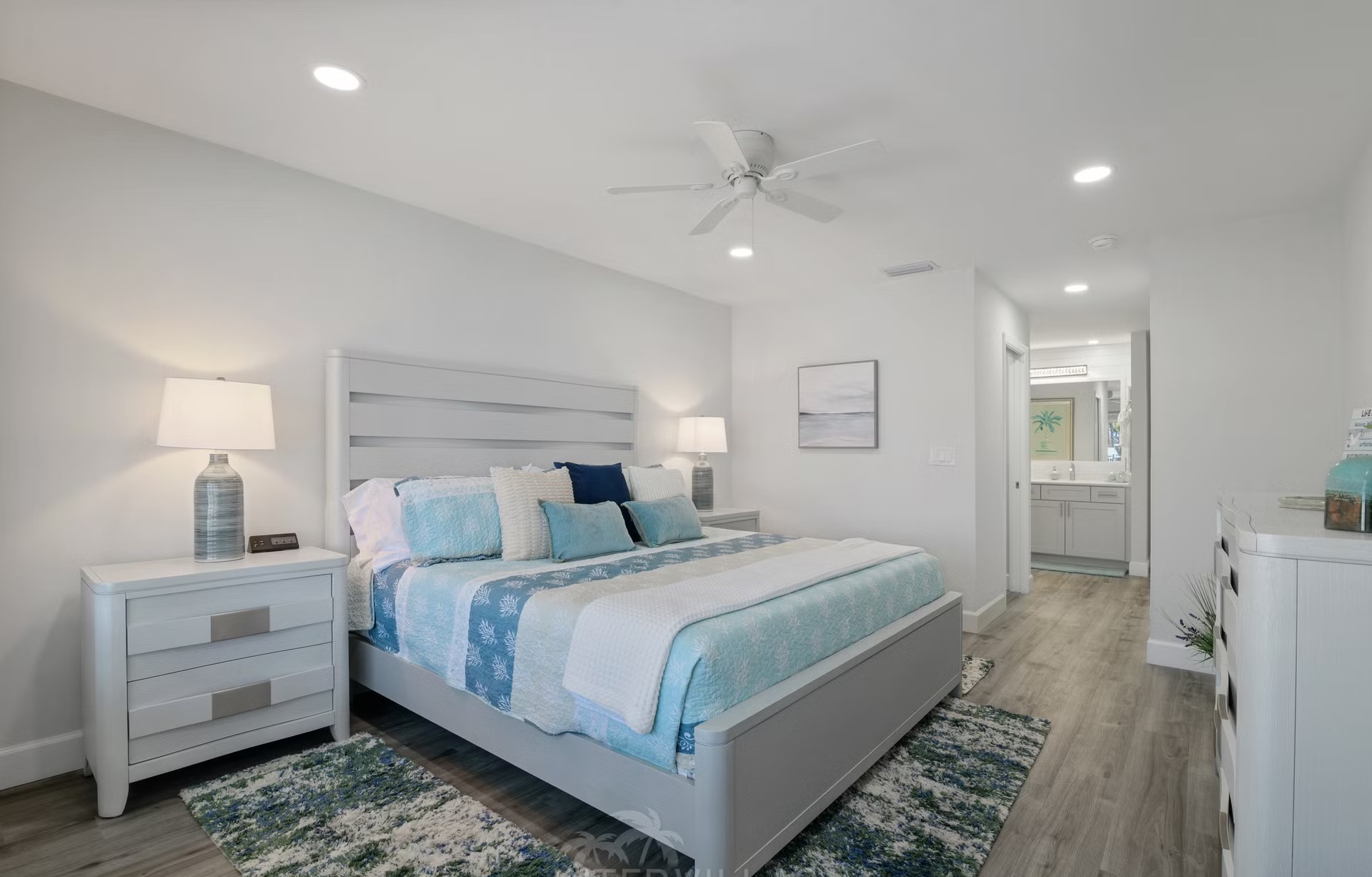 Pool- und Spa-Bereich am Wasser mit Outdoor-Lounge und Blick auf den Kanal.