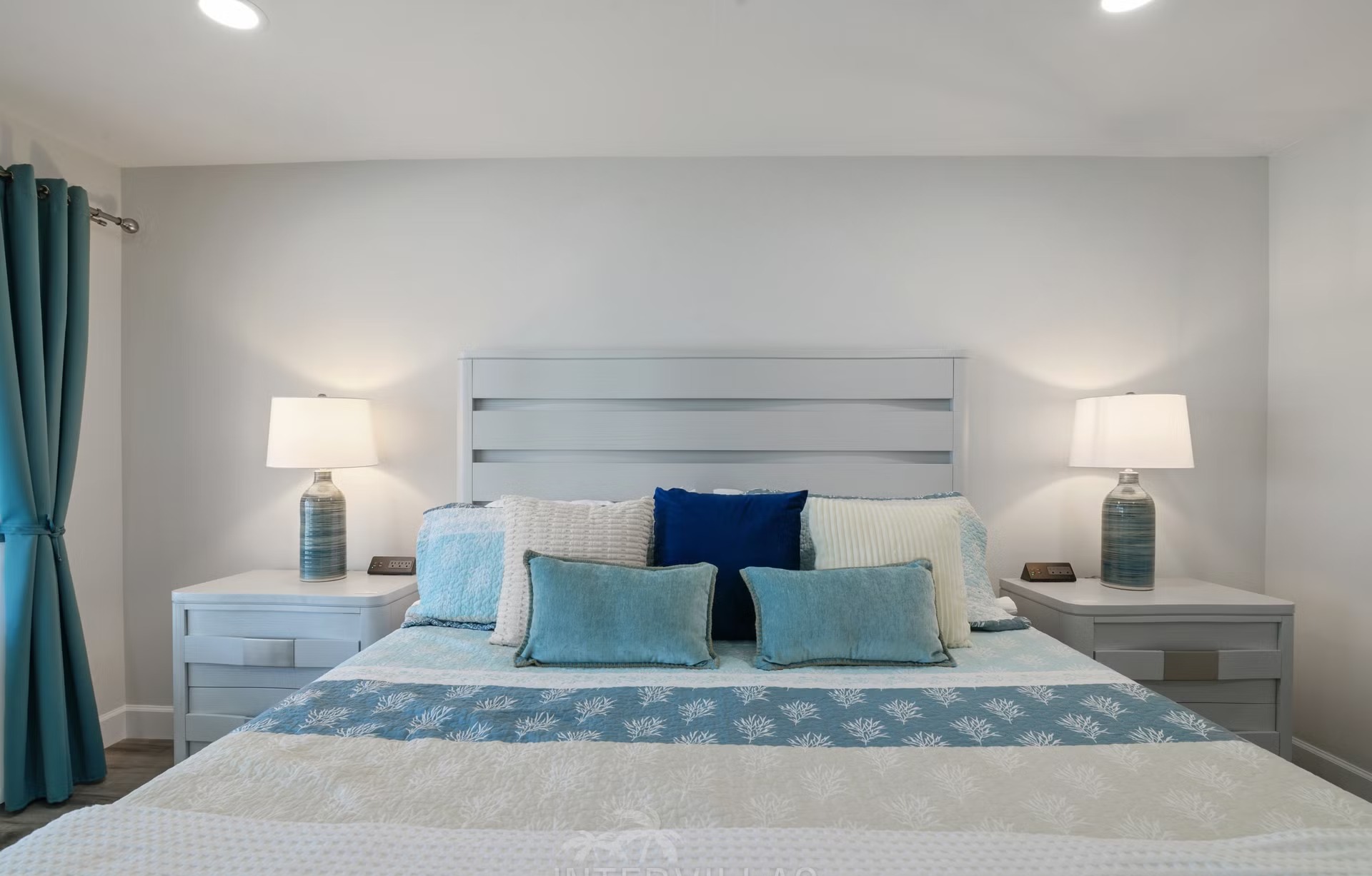 Pool- und Spa-Bereich mit Outdoor-Lounge am Wasser