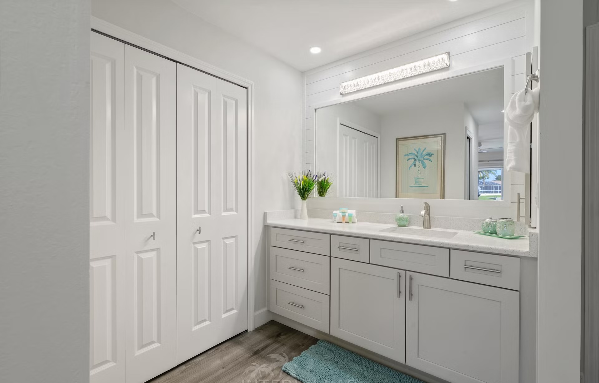 Pool- und Spa-Bereich mit Outdoor-Lounge direkt am Wasser