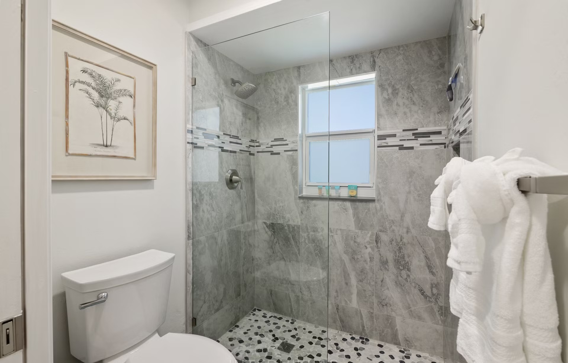 Pool- und Spa-Bereich mit Outdoor-Lounge am Wasser