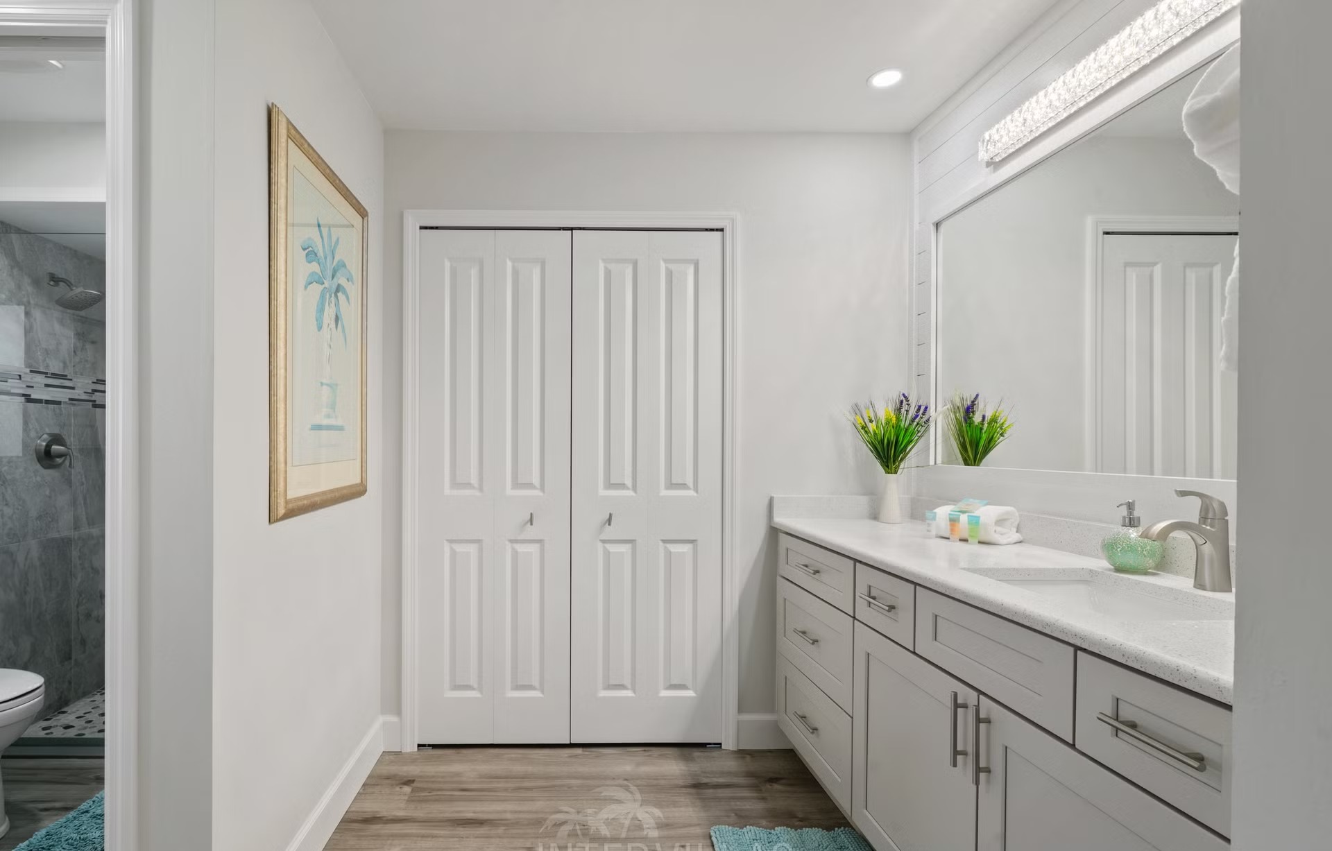 Pool- und Spa-Bereich mit Outdoor-Lounge direkt am Wasser