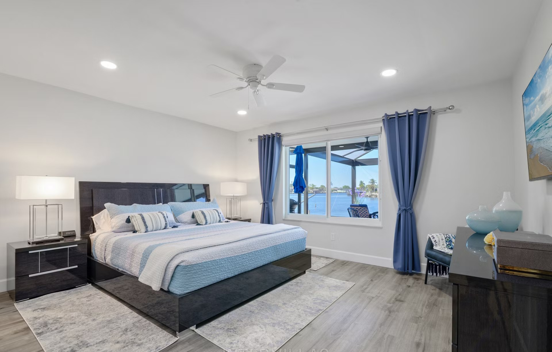 Pool- und Spa-Bereich am Wasser mit Terrasse und Dock.