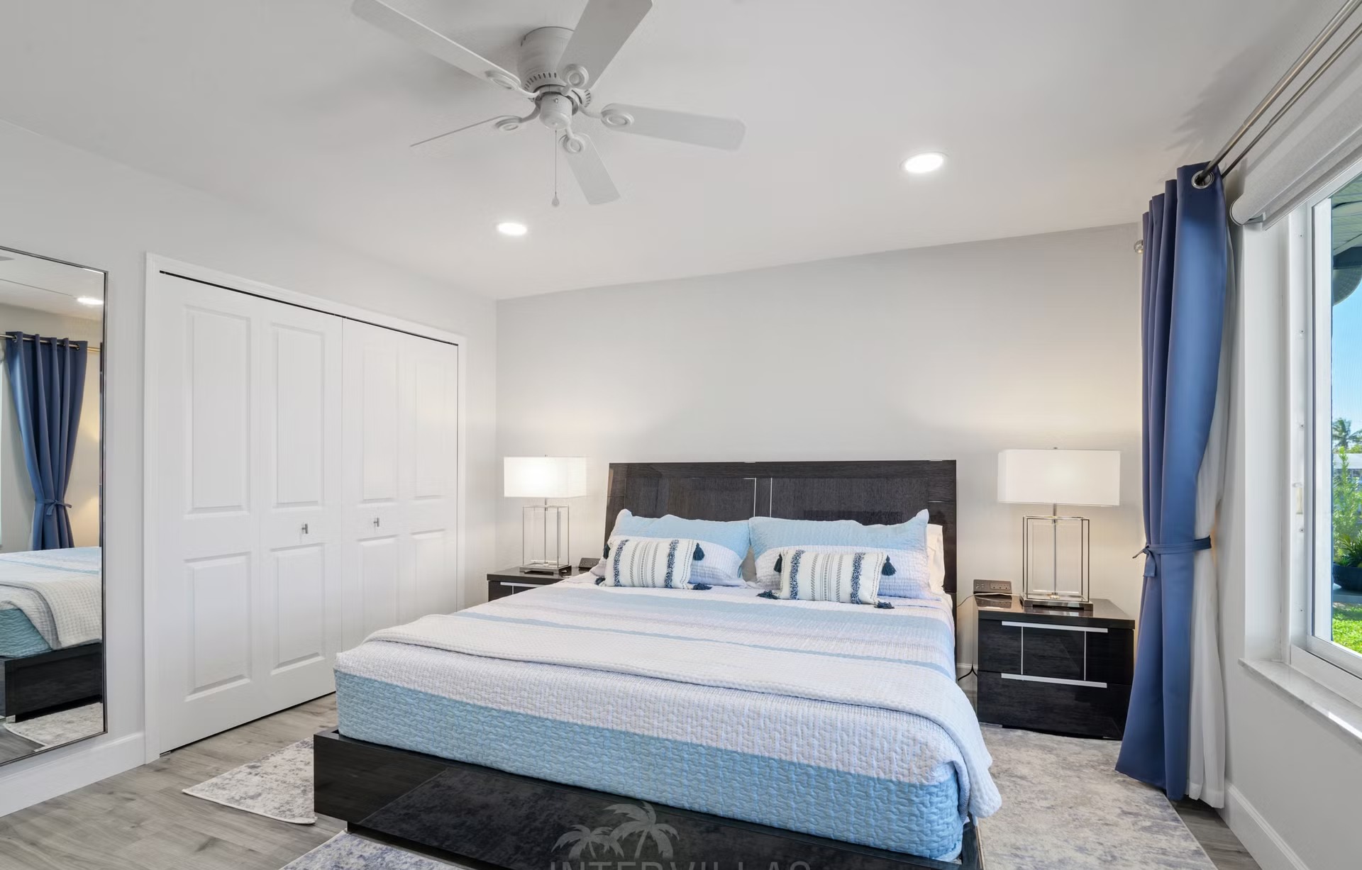 Pool- und Spa-Bereich mit Outdoor-Lounge am Wasser