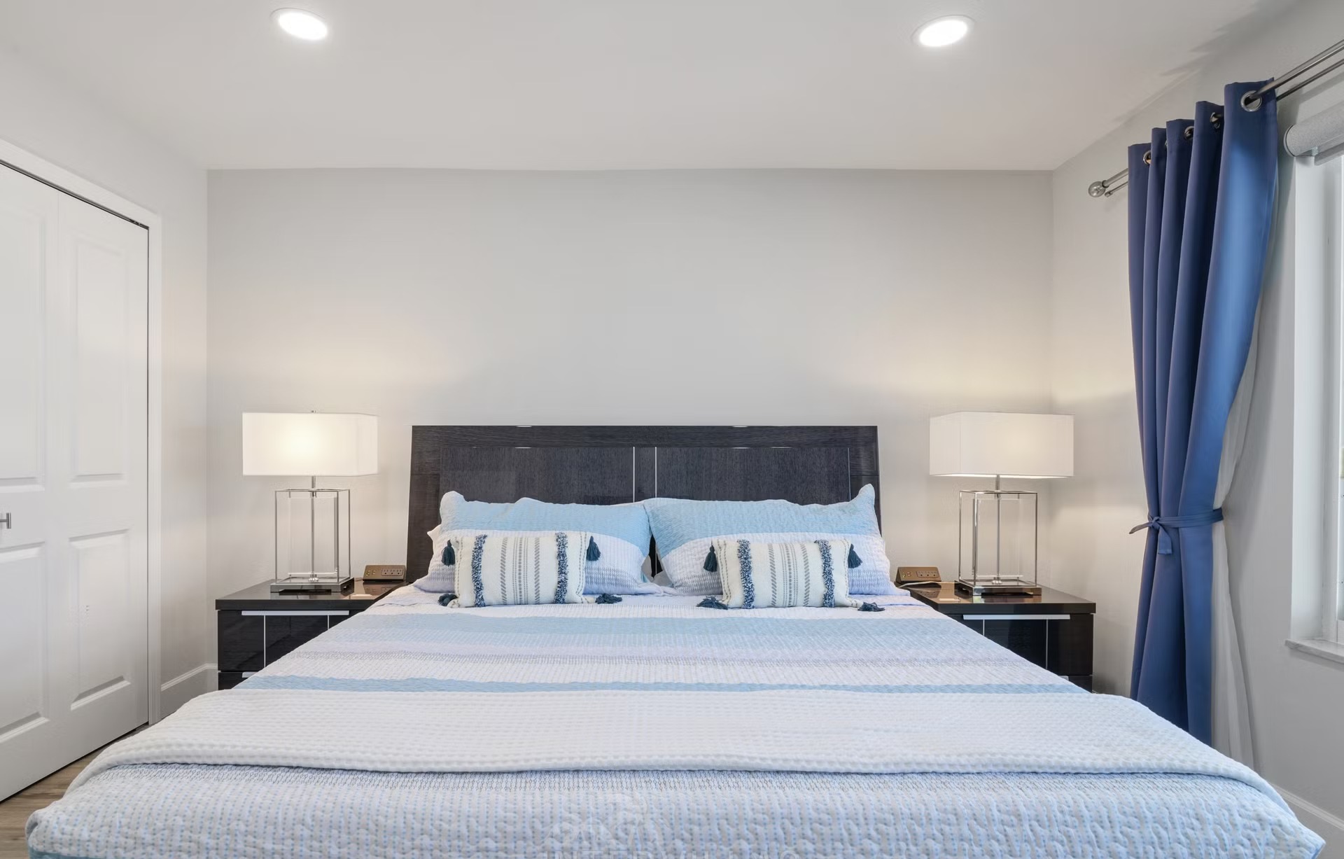 Pool- und Spa-Bereich mit Outdoor-Lounge am Wasser