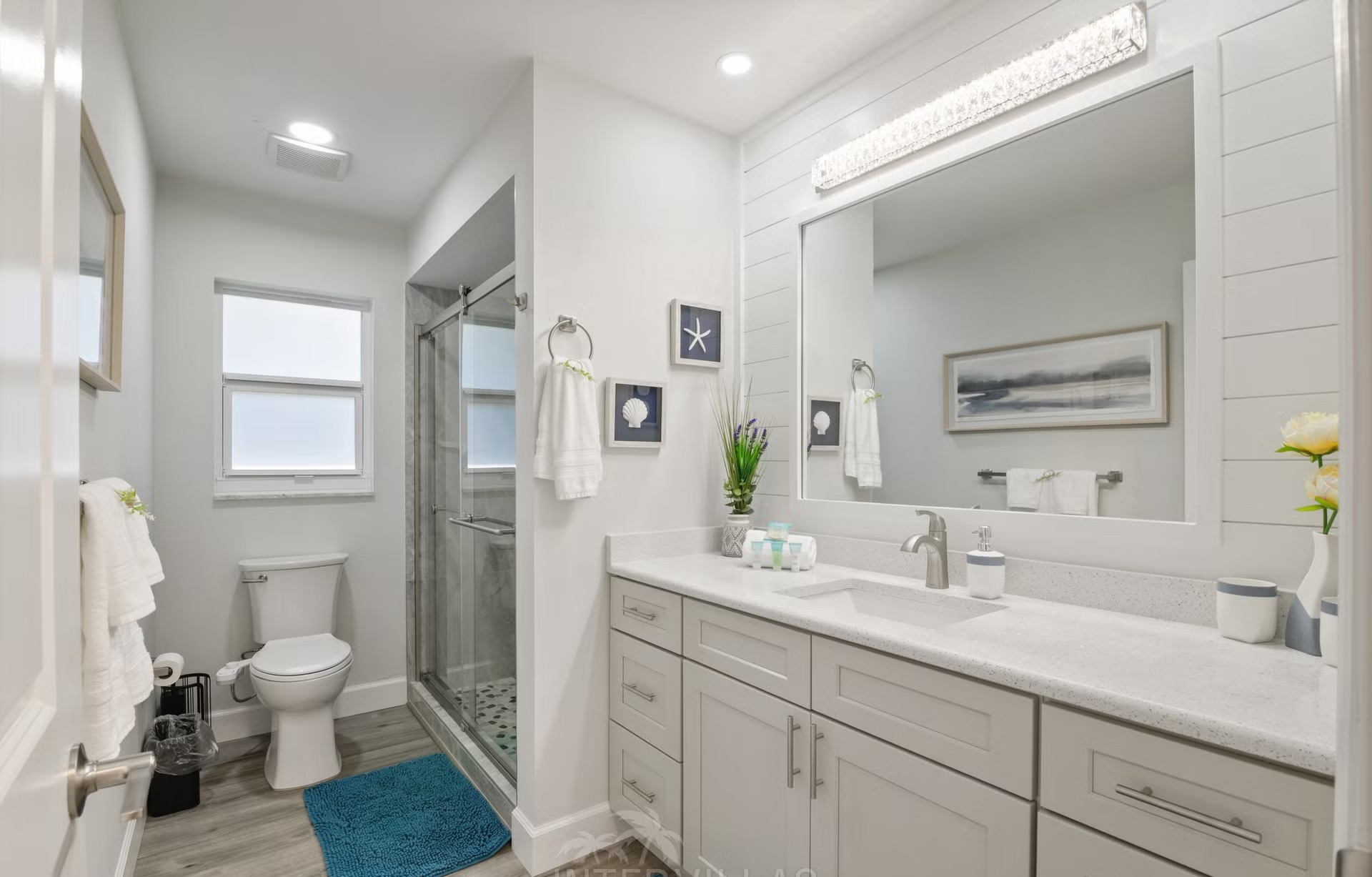 Waterfront-Bereich mit Salzwasser-Pool, Spa und Outdoor-Lounge am Kanal.