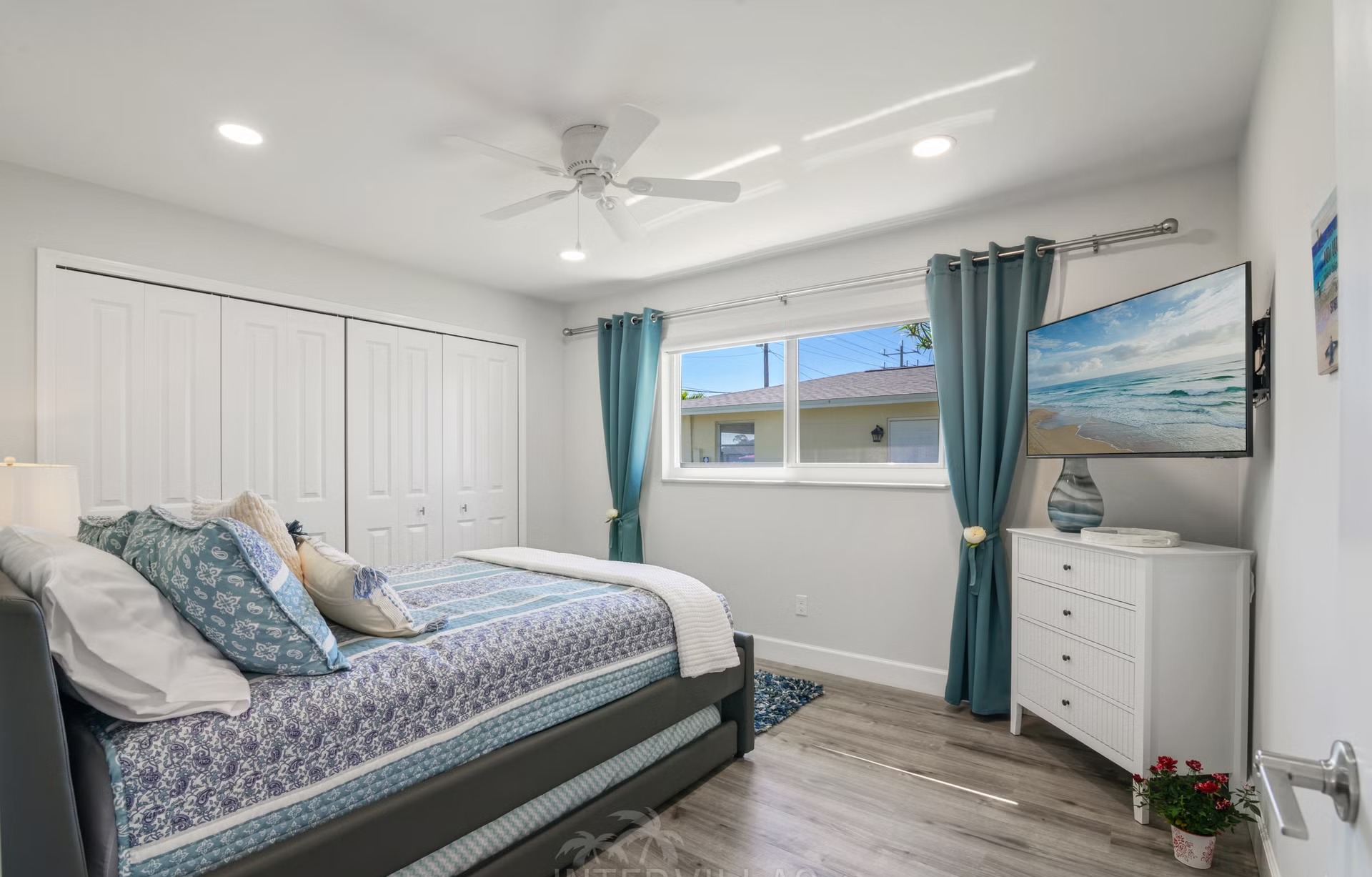 Pool- und Spa-Bereich mit Outdoor-Lounge direkt am Wasser