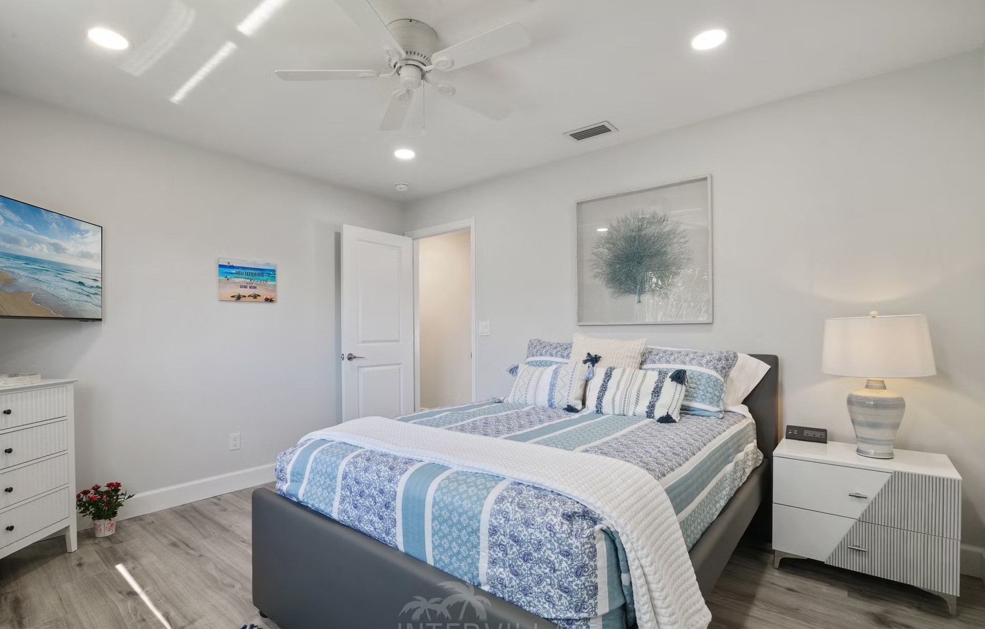 Pool- und Spa-Bereich mit Outdoor-Lounge direkt am Wasser