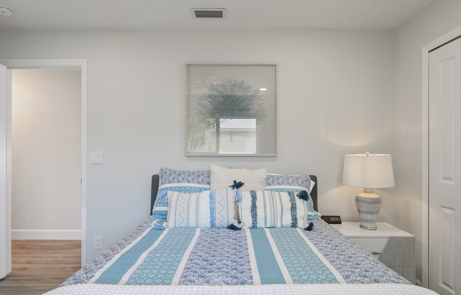 Pool- und Spa-Bereich mit Outdoor-Lounge am Wasser