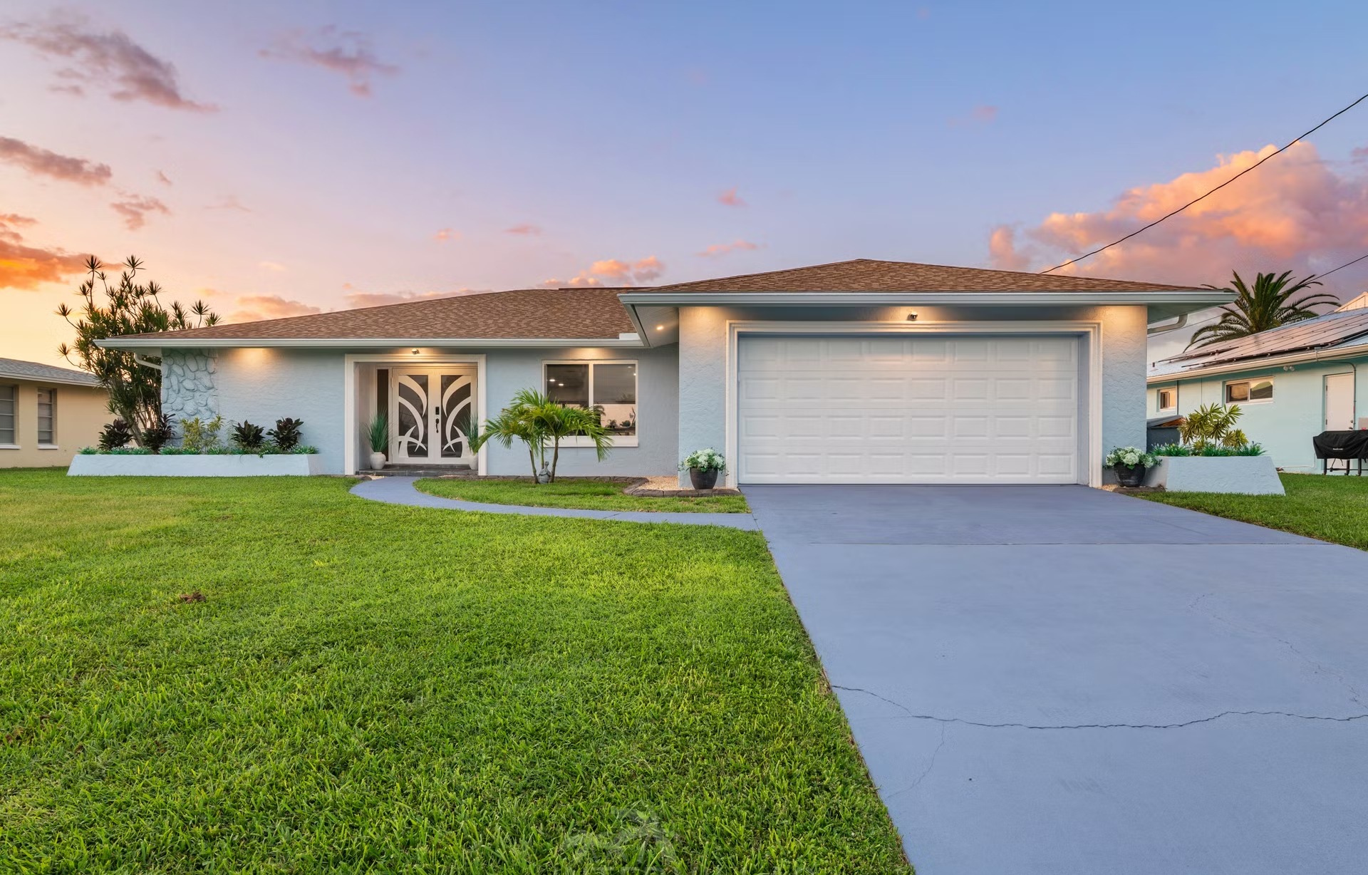 Pool- und Spa-Bereich mit Outdoor-Lounge am Wasser