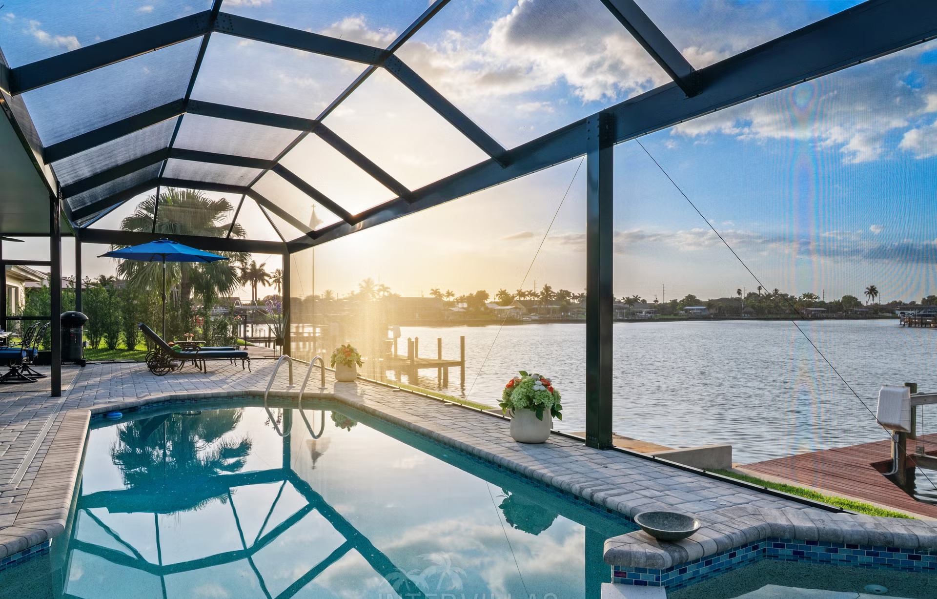 Pool- und Spa-Bereich mit Outdoor-Lounge direkt am Wasser