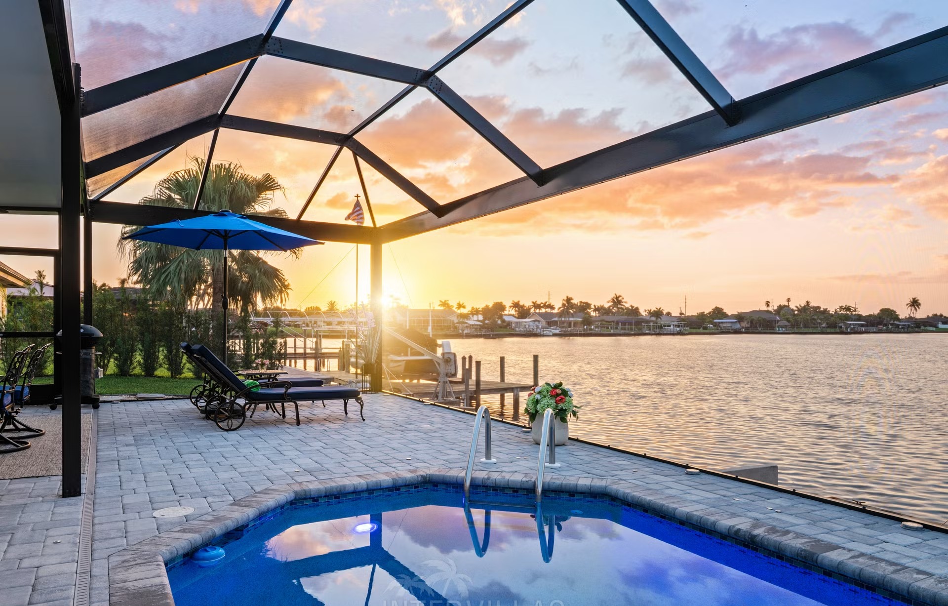 Pool- und Spa-Bereich mit Outdoor-Lounge am Wasser