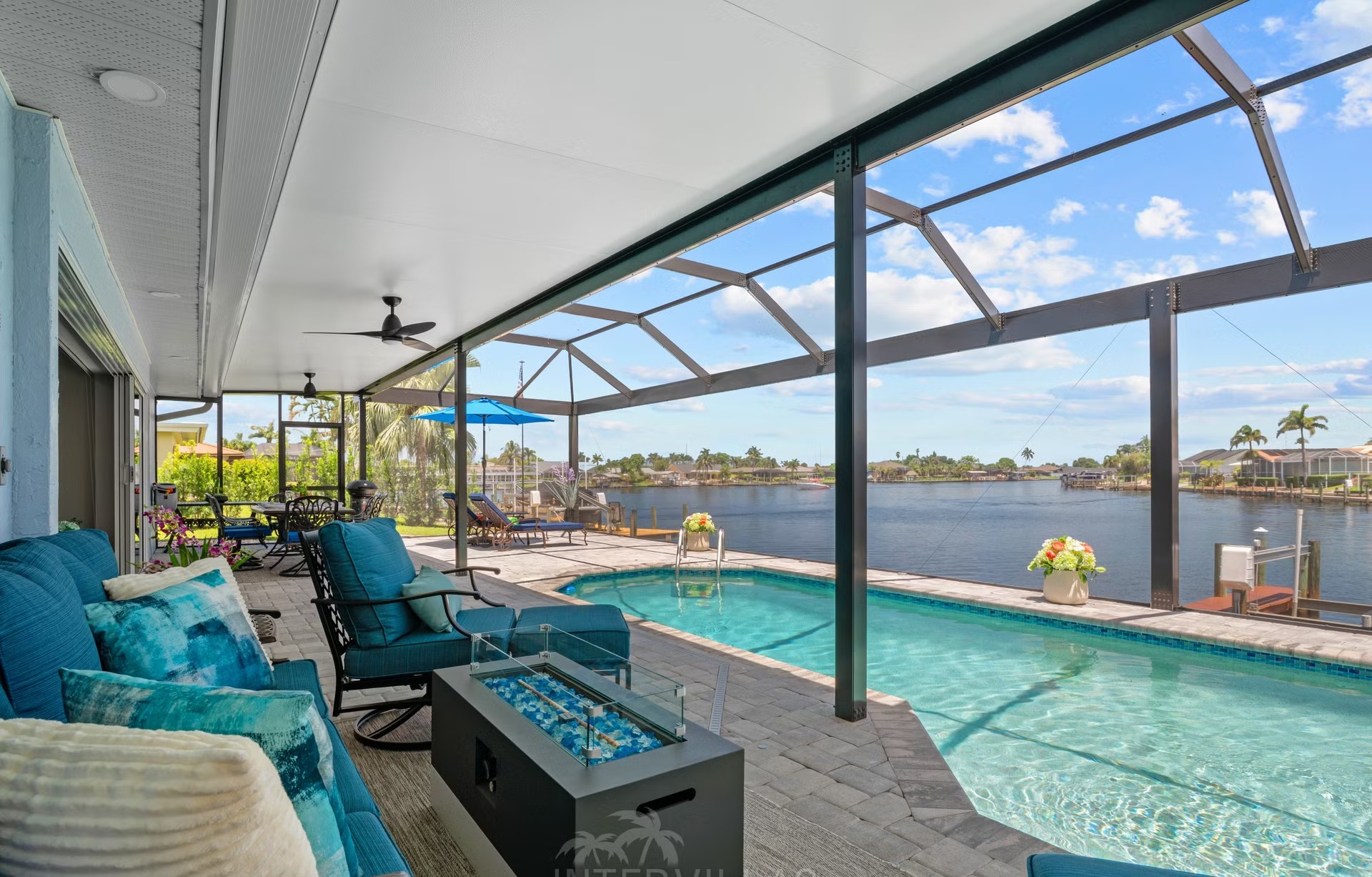 Pool- und Spa-Bereich mit Outdoor-Lounge am Wasser und privatem Dock.