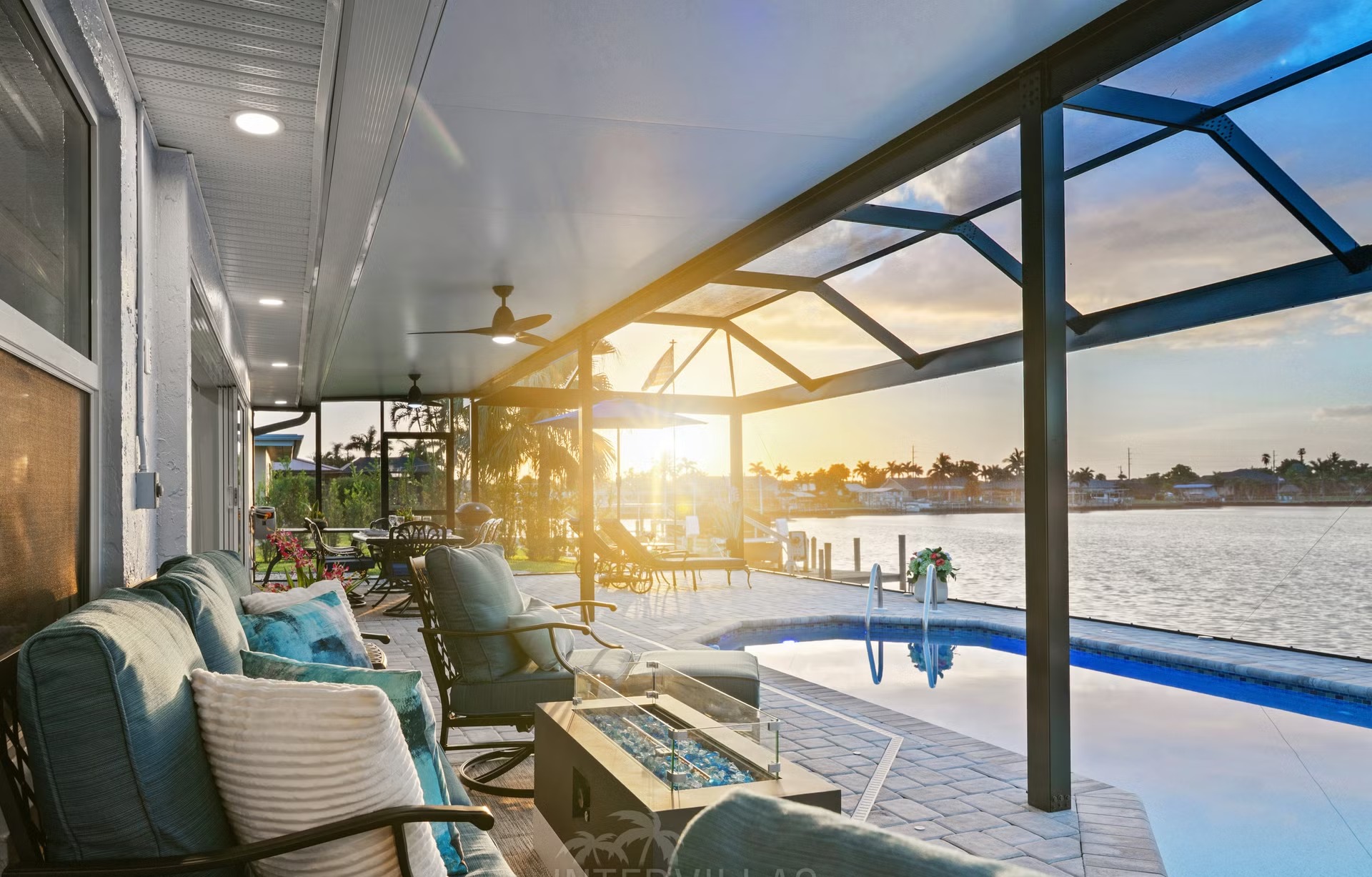 Pool- und Spa-Bereich am Wasser mit Terrasse und Dock