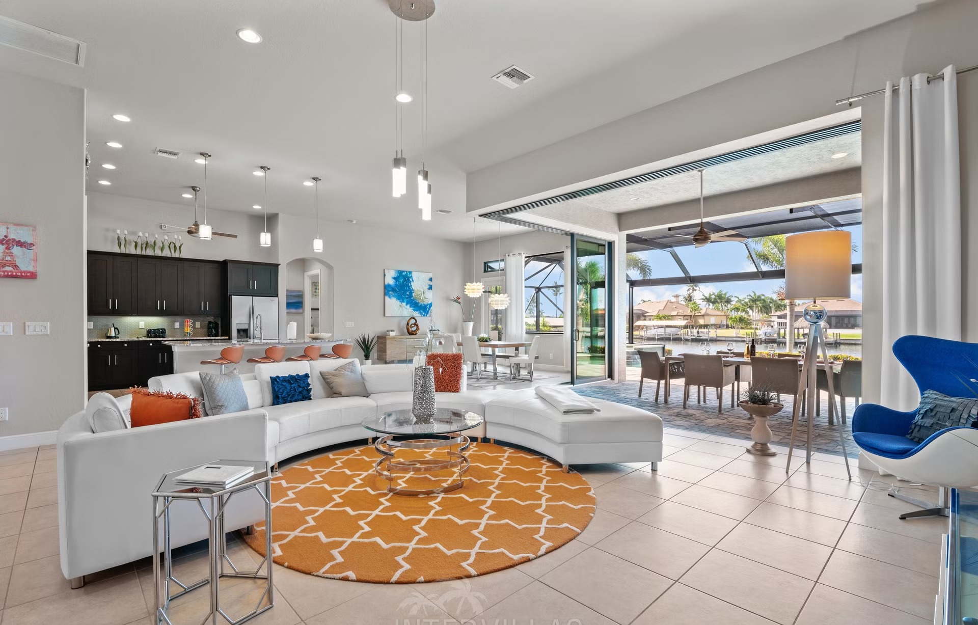 Moderne Waterfront-Villa mit privatem Bootsdock, Salzwasserpool und Spa.