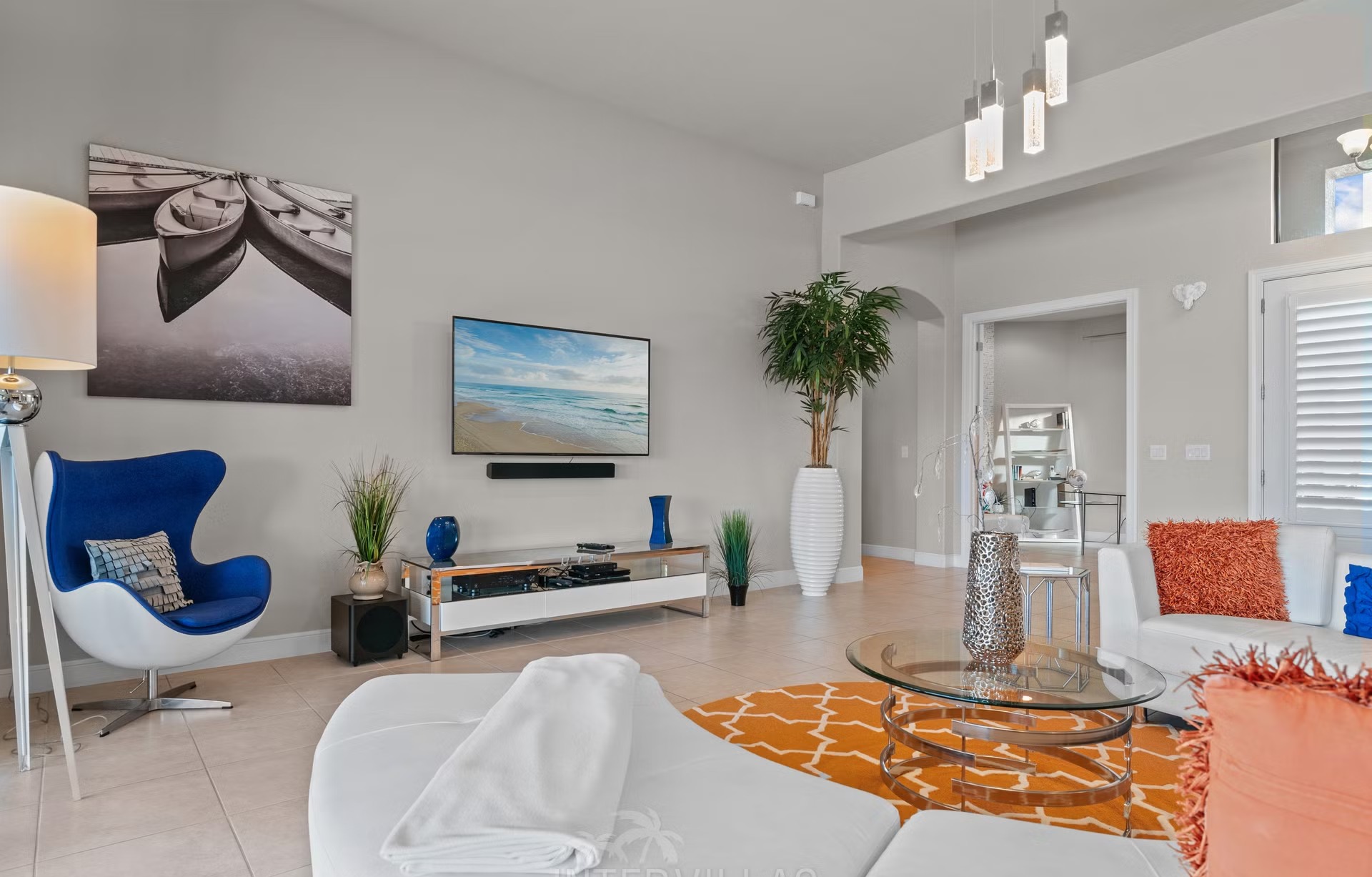 Salzwasserpool mit Spa und Blick auf den Kanal