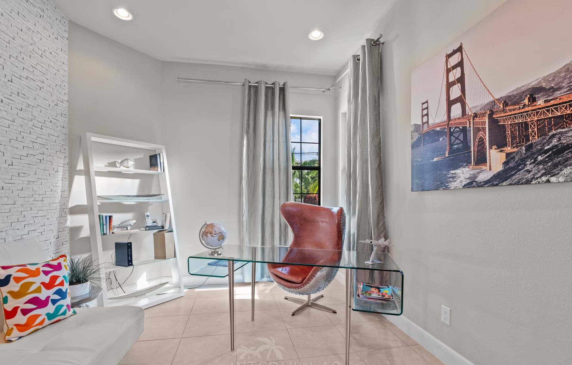 Salzwasserpool mit Spa und Blick auf den Kanal.