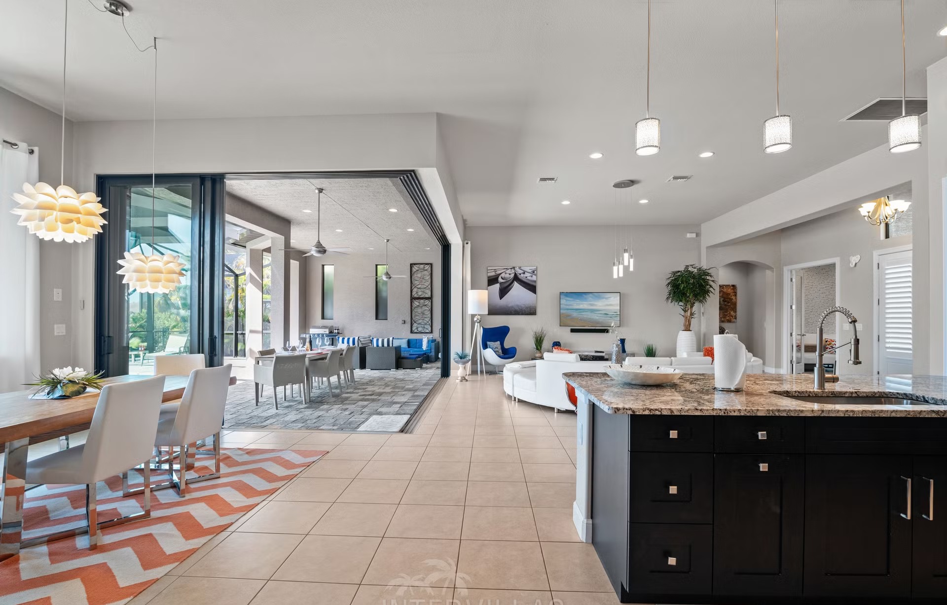 Salzwasserpool mit Spa und Blick auf den Kanal.