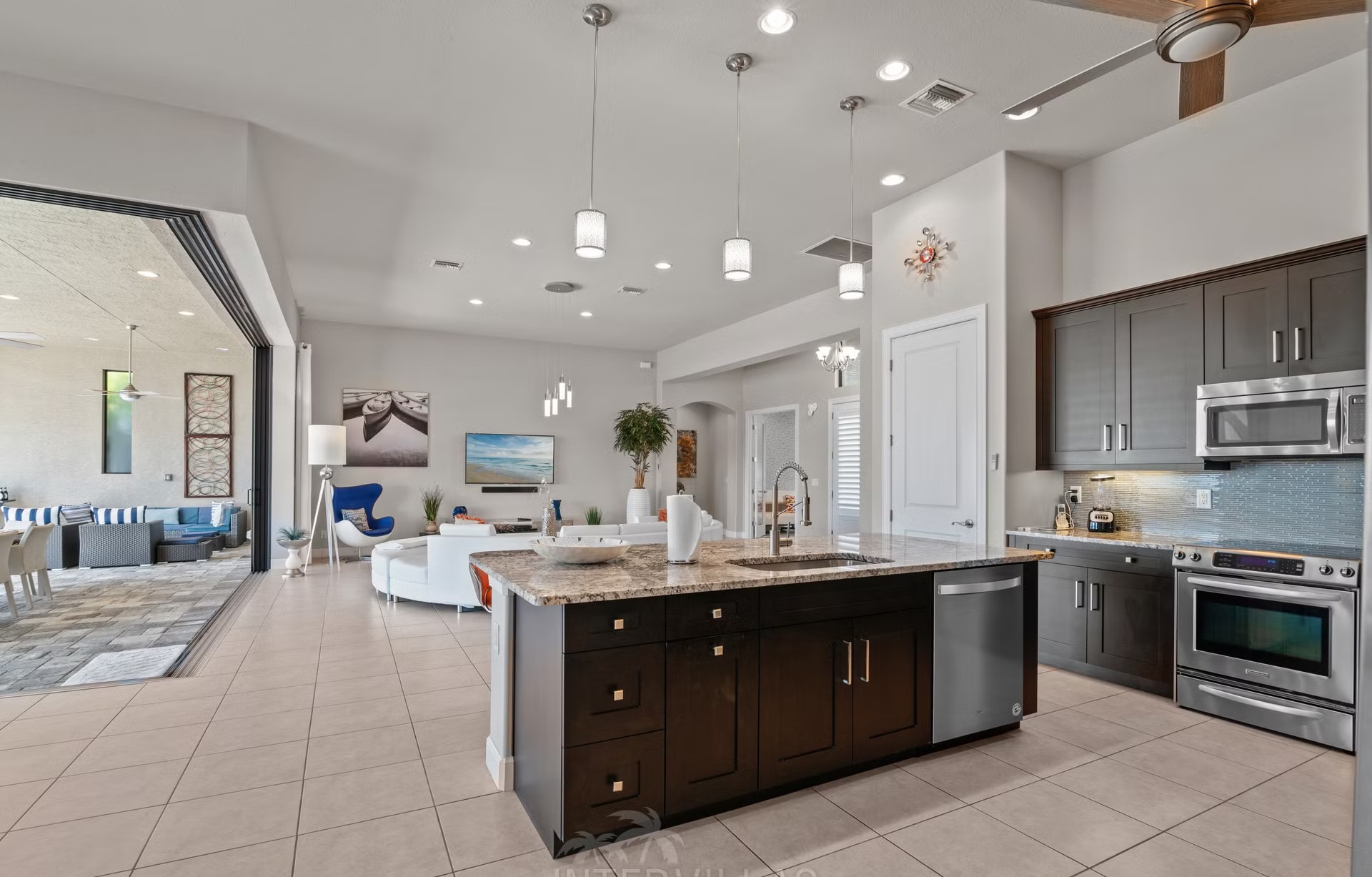 Moderne Waterfront-Villa mit privatem Bootsdock, Salzwasserpool und Spa.