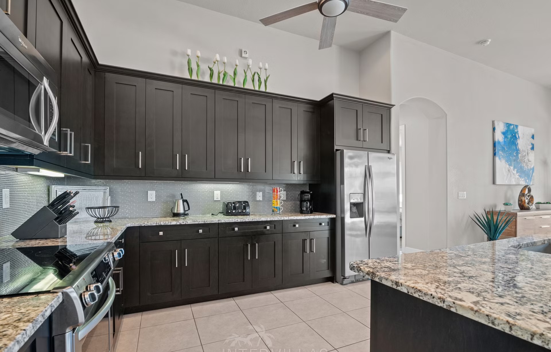 Überdachter Sitzbereich am Pool mit Blick aufs Wasser.