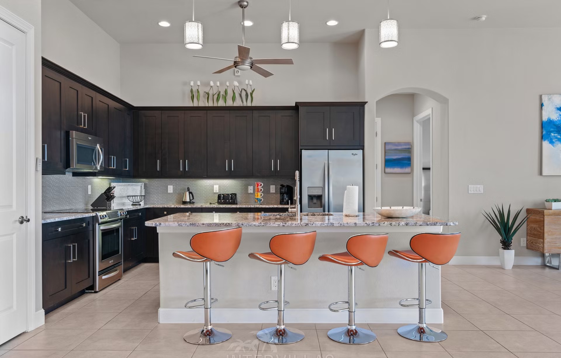 Überdachter Sitzbereich am Pool mit Blick aufs Wasser und Bootsdock.