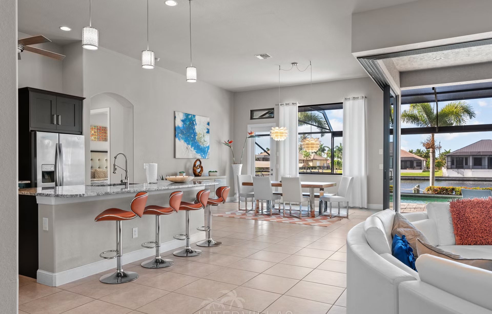 Salzwasserpool und Spa mit Blick auf den Kanal und privatem Bootsdock.