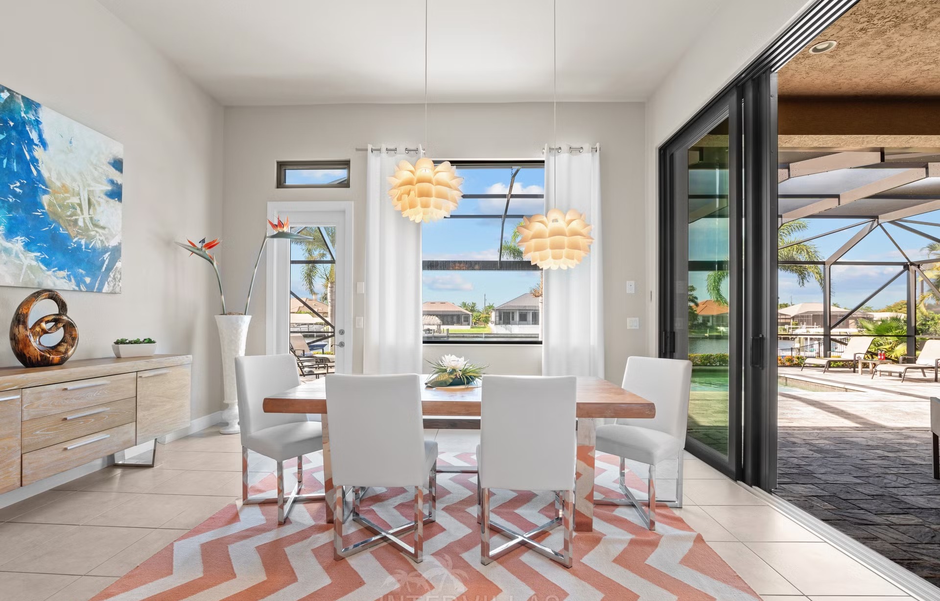 Salzwasserpool mit Spa und Blick auf den Kanal.