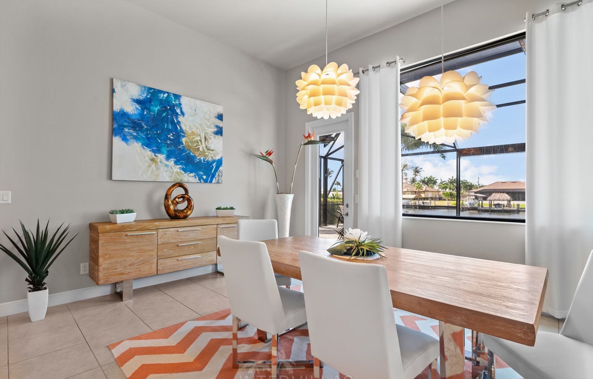 Überdachter Sitzbereich am Salzwasserpool mit Blick auf den Kanal.