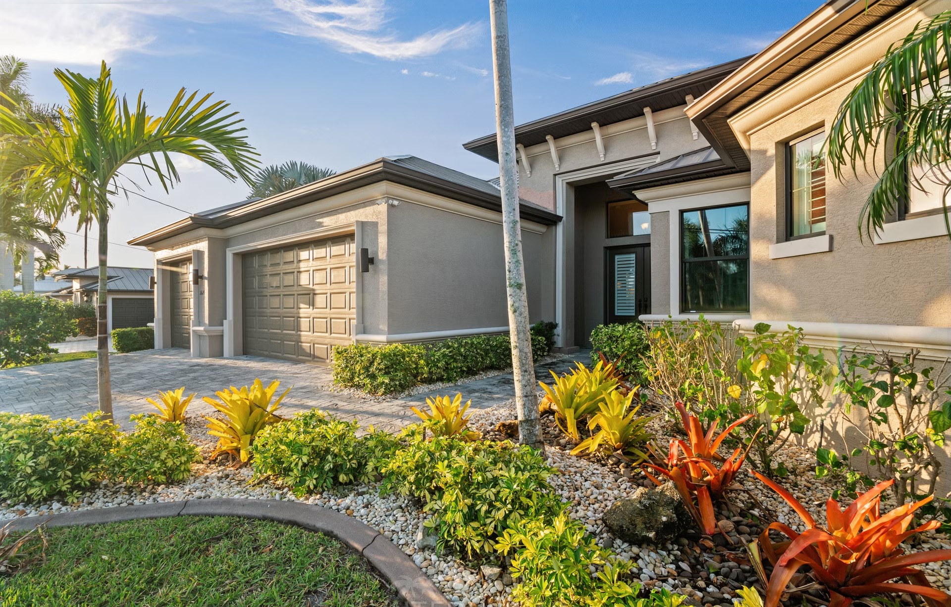 Moderne Waterfront-Villa mit Salzwasserpool, Spa und privatem Bootsdock.