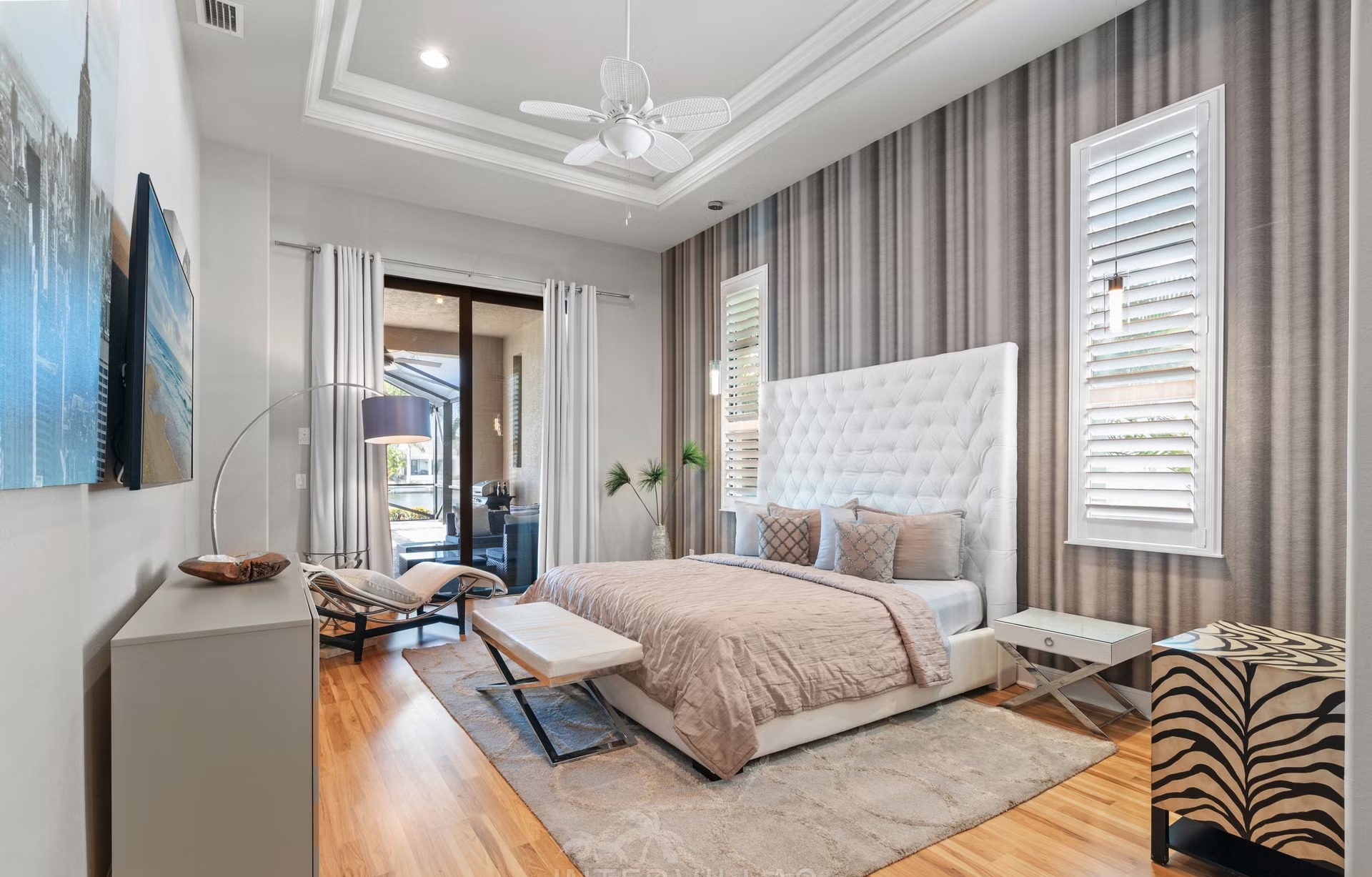 Moderne Waterfront-Villa mit Salzwasserpool, Spa und privatem Bootsdock.